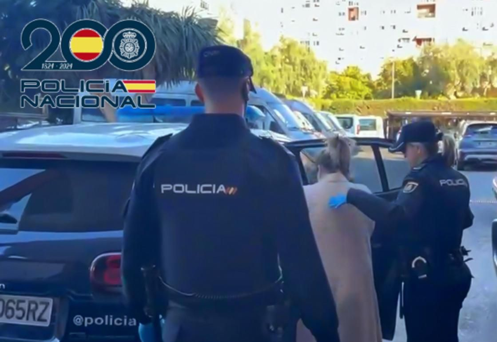 La Policía Nacional escolta a la detenida.