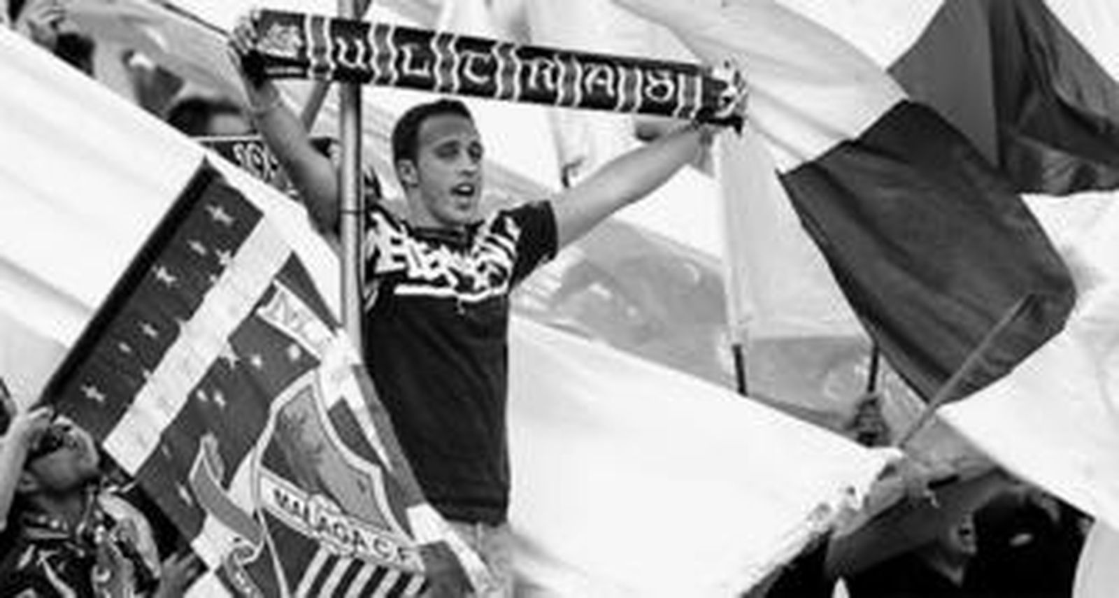 Aficionados del Málaga animan al equipo durante un partido en La Rosaleda.