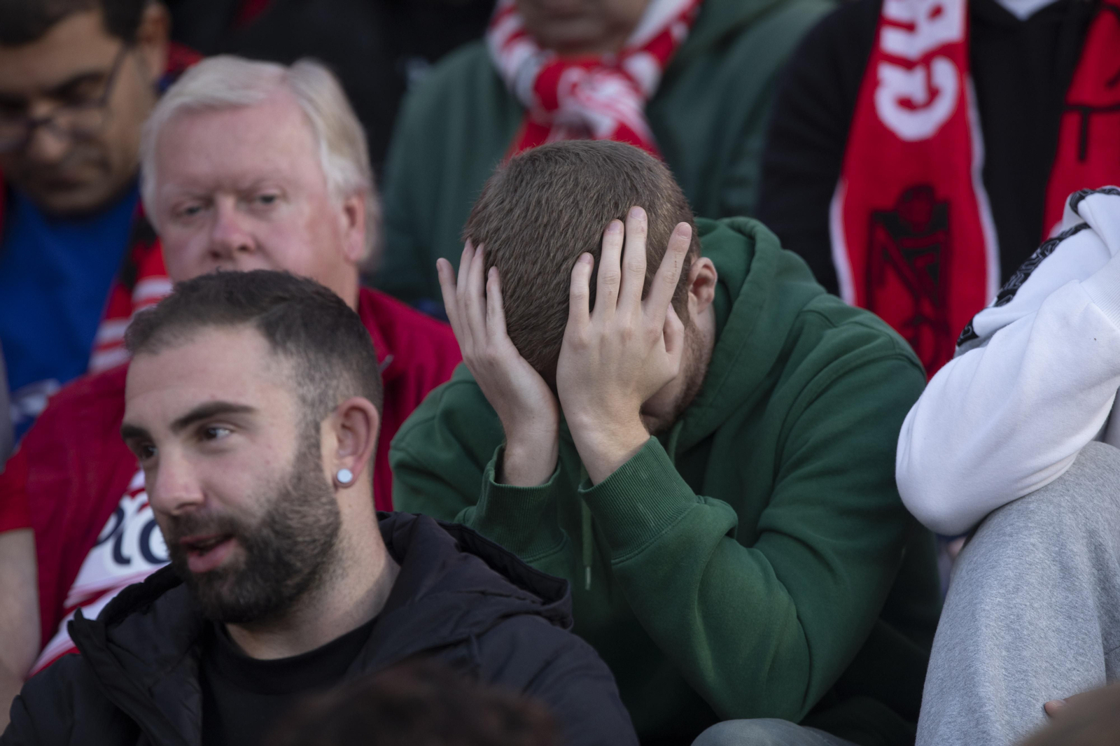 Las imágenes de la suspensión del Granada - Athletic por la muerte de un aficionado