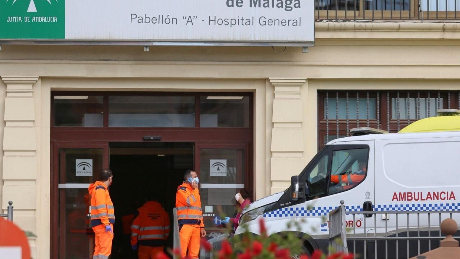 Una ambulancia ante el Hospital Regional.