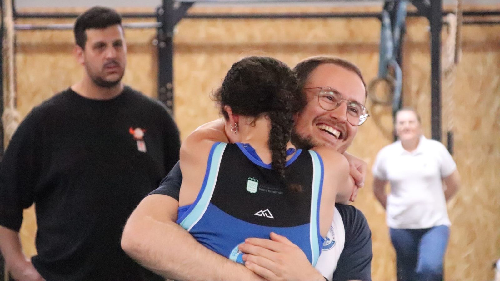 África se abraza a su entrenador tras clasificarse al Campeonato de España Sub-17