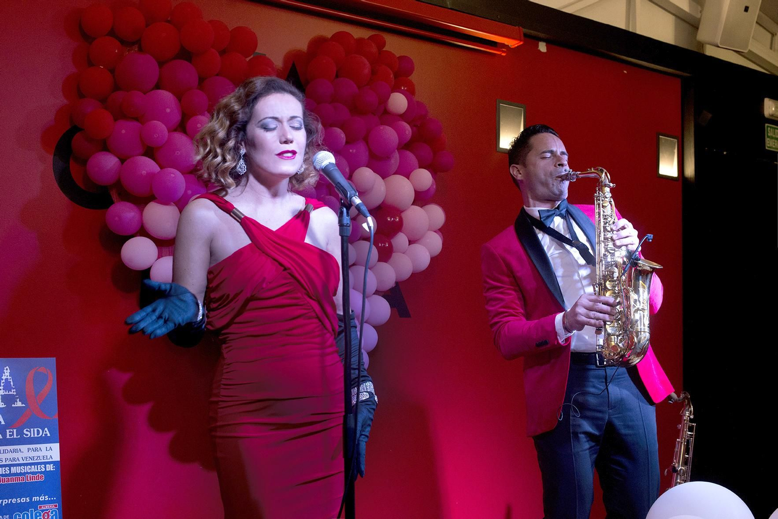 Mar Venzal y Juanma Linde, durante su actuación musical