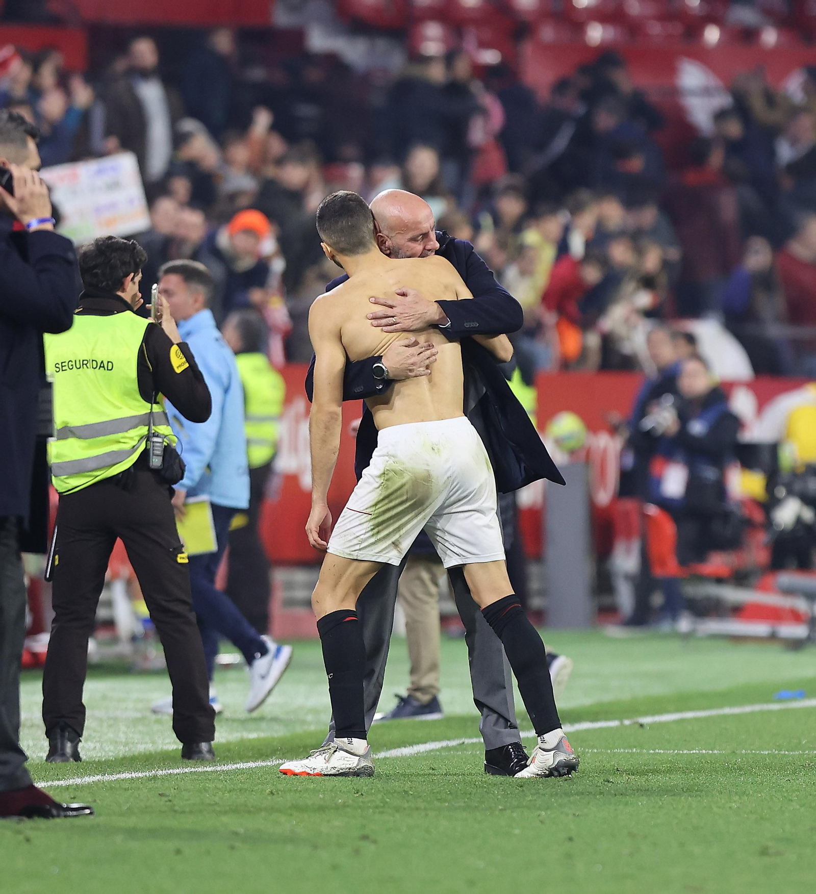 Monchi, emocionado, se abraza a Joan Jordán al final del partido ante el Cádiz.