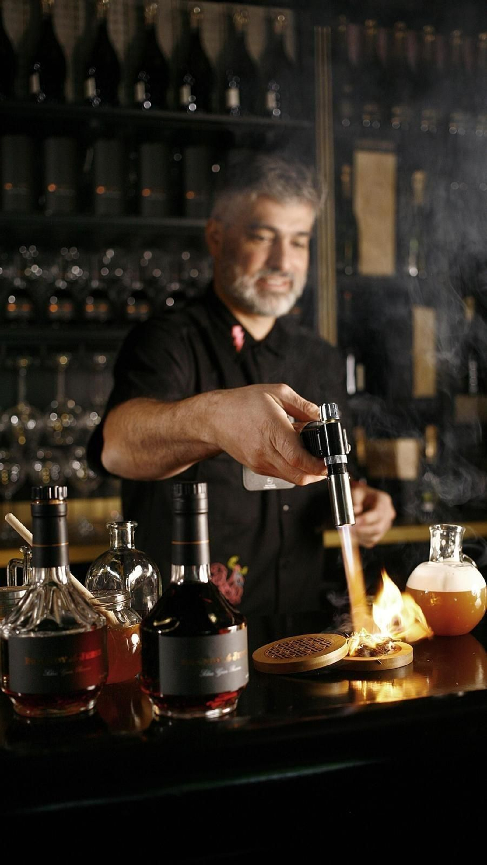 Imagen de un coctelero trabajando con brandy de Jerez