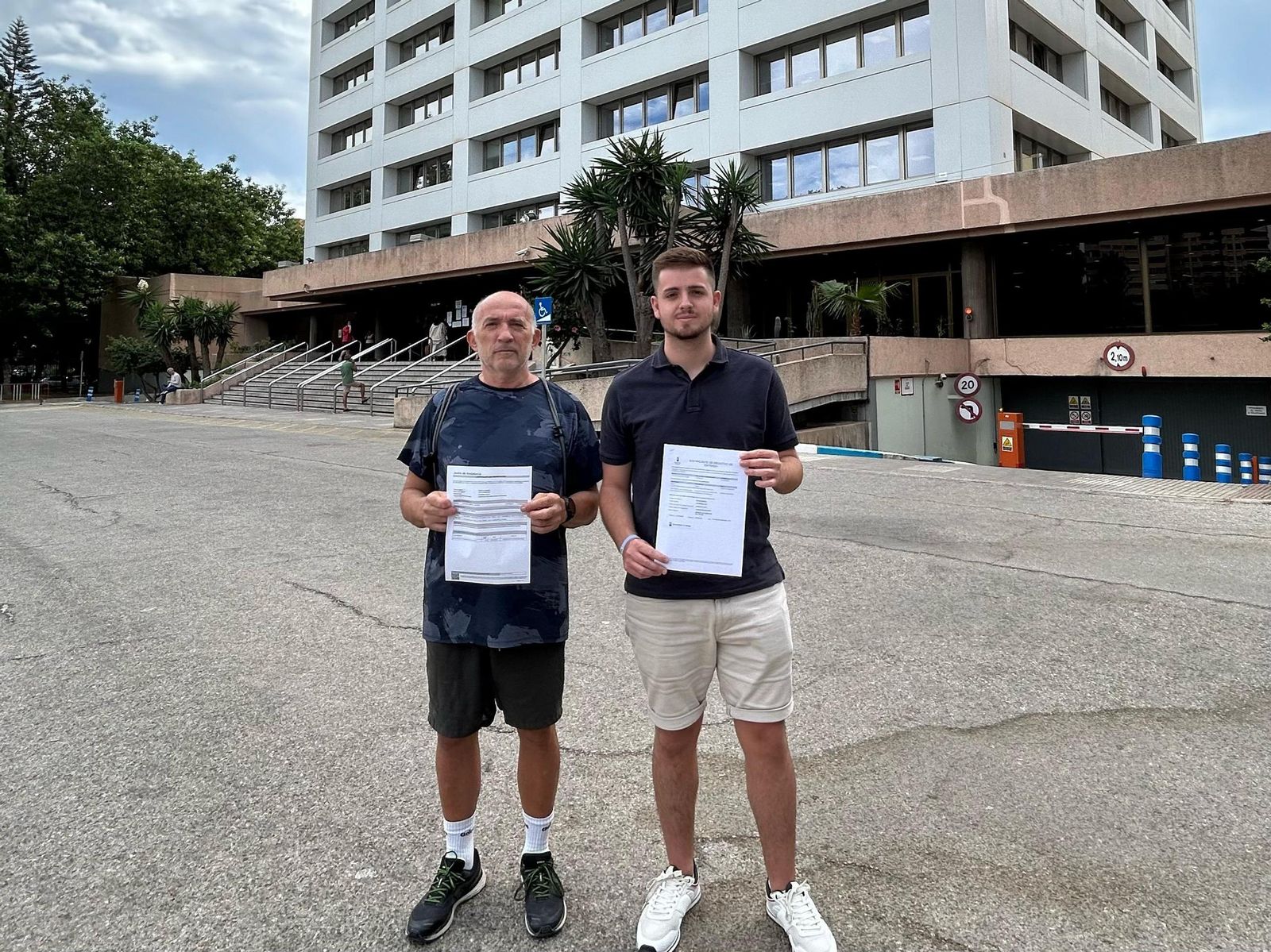 Antonio Lozano y Antonio Ortigosa presentan el escrito a la Junta de Andalucía.