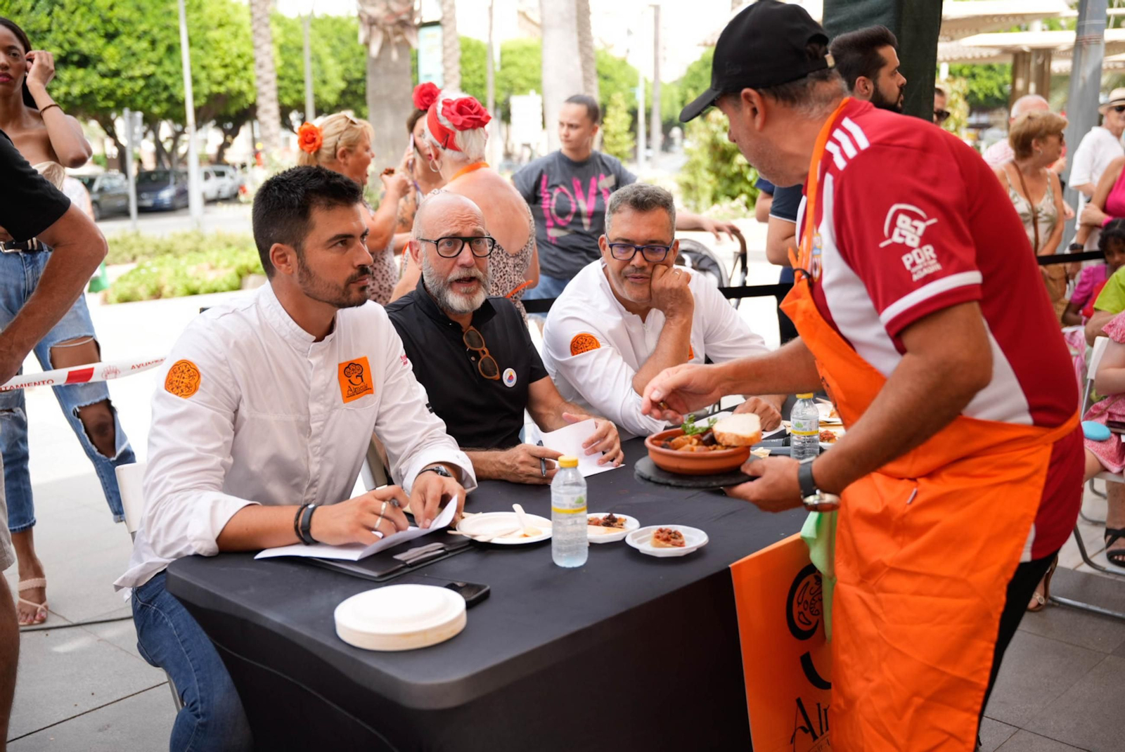 La Cofradía del Tomate y la semifinal del concurso gastronómico de la Feria de Almería, en imágenes