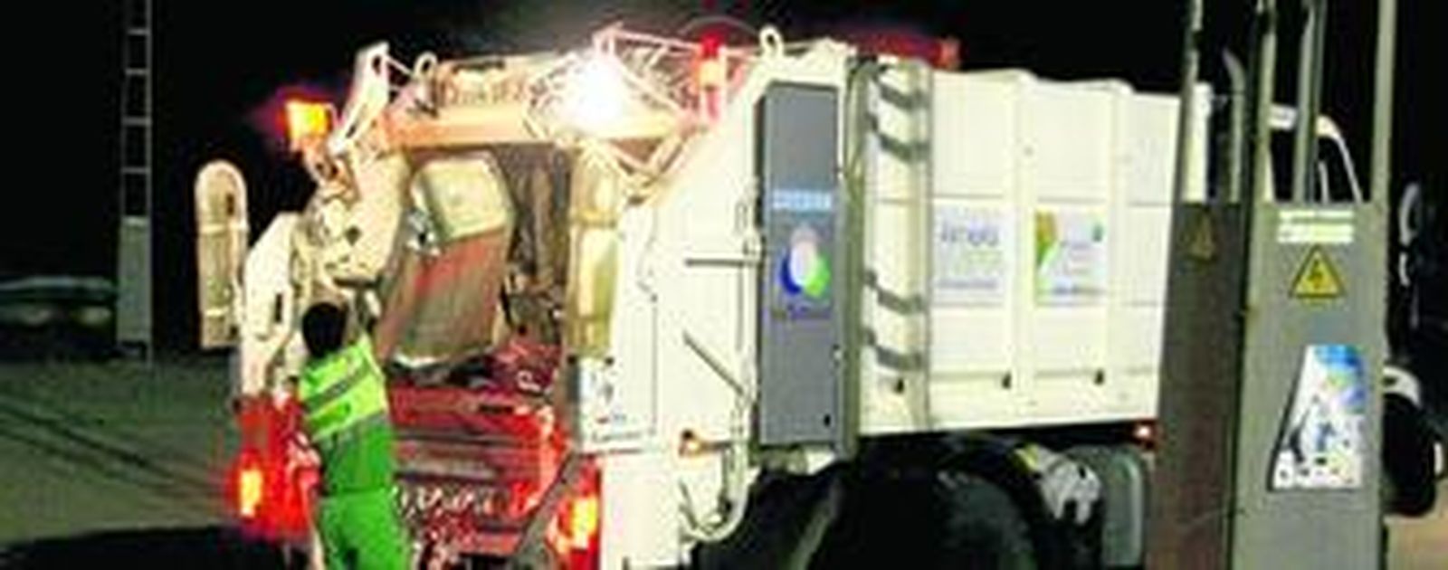 Uno de los camiones de la empresa Urbaser.