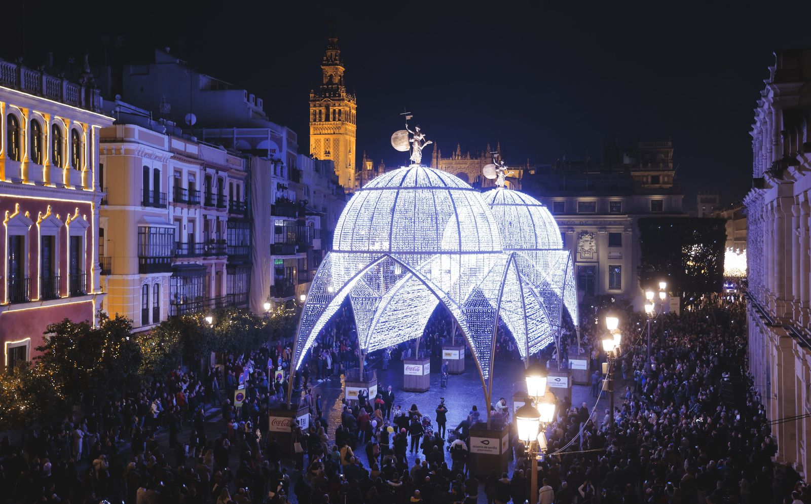 La catedral de luces de Sevilla, en imágenes