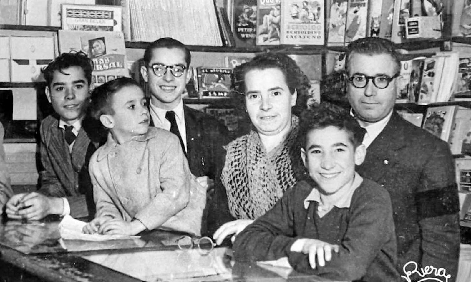 Fernando Díaz y Manuela Rodríguez consus cuatro hijos, Joaquín, Pepe, Fernando y Ernesto Díaz Rodríguez, en la papelería.