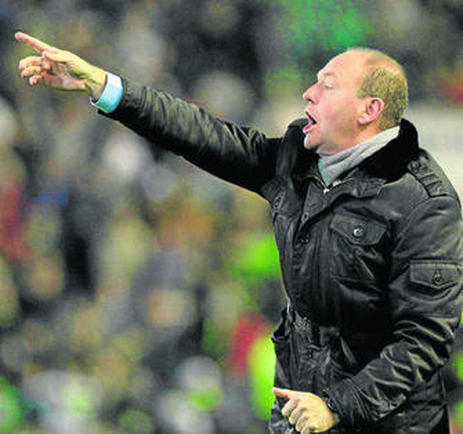 Mel da instrucciones a sus futbolistas durante un lance del partido ante el Málaga.