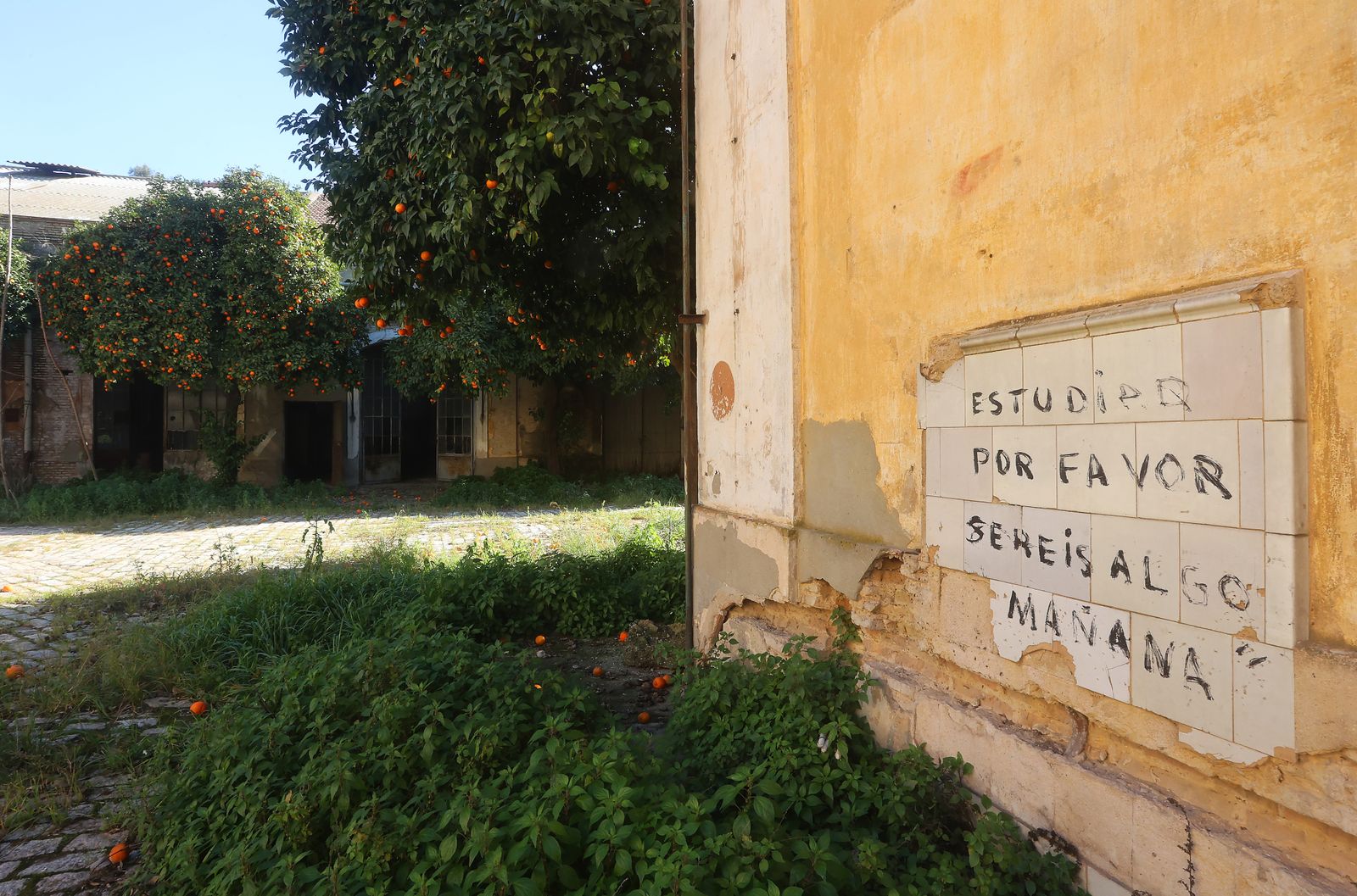 Carolina España visita la antigua fábrica de Artillería