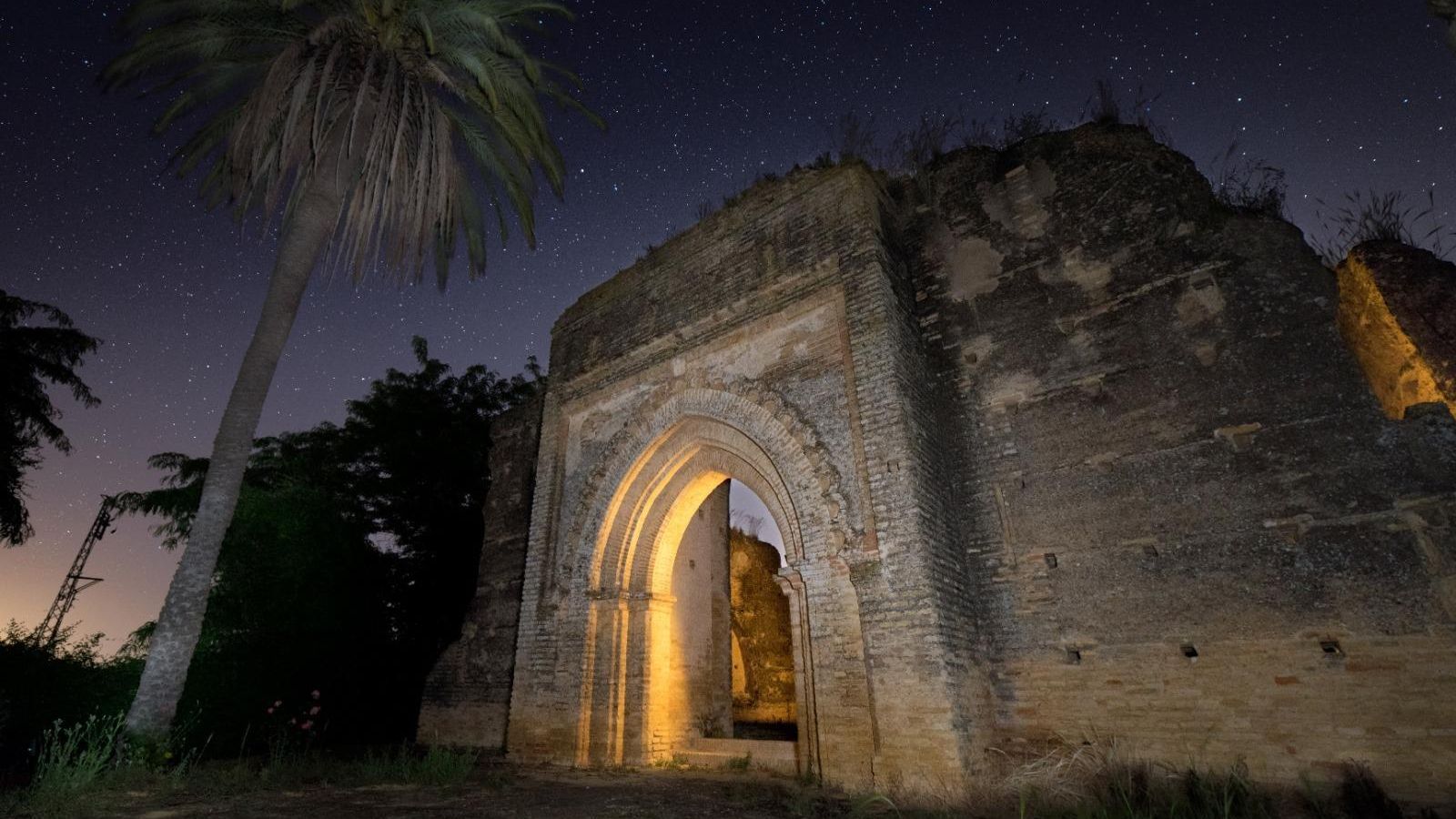Vista del complejo de noche.