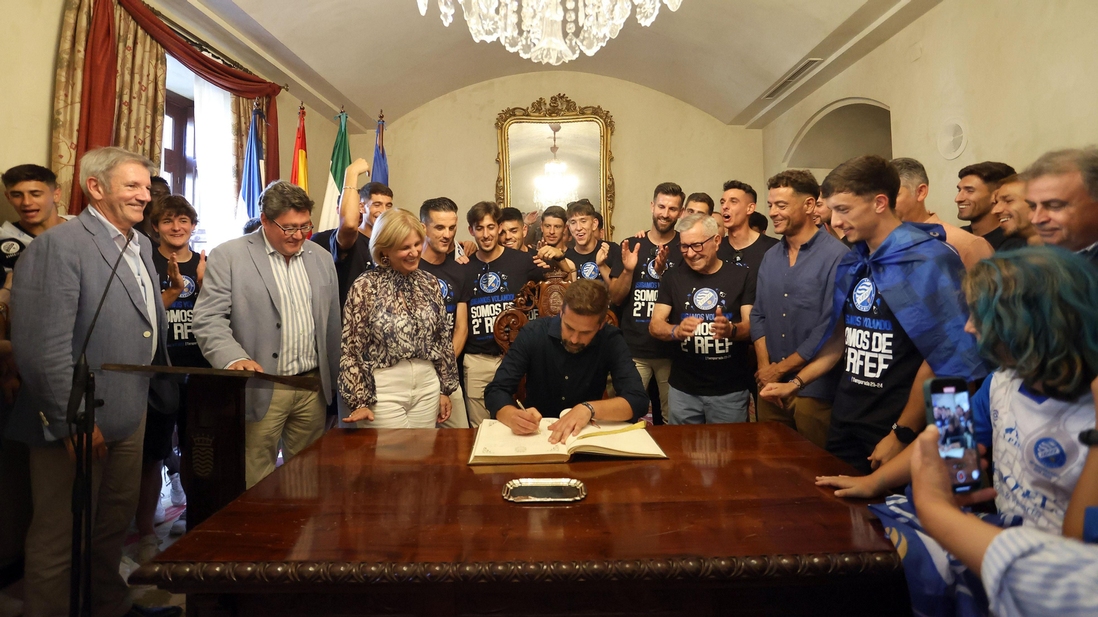 La visita del Xerez DFC al Ayuntamiento tras el ascenso