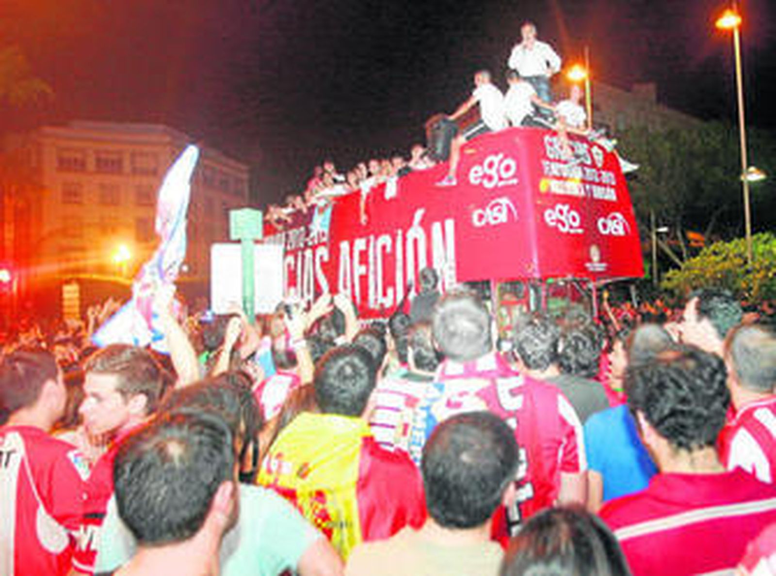 El presidente se dirige desde el autobús descapotado a la marea de seguidores concentrada en la Plaza de las Velas.