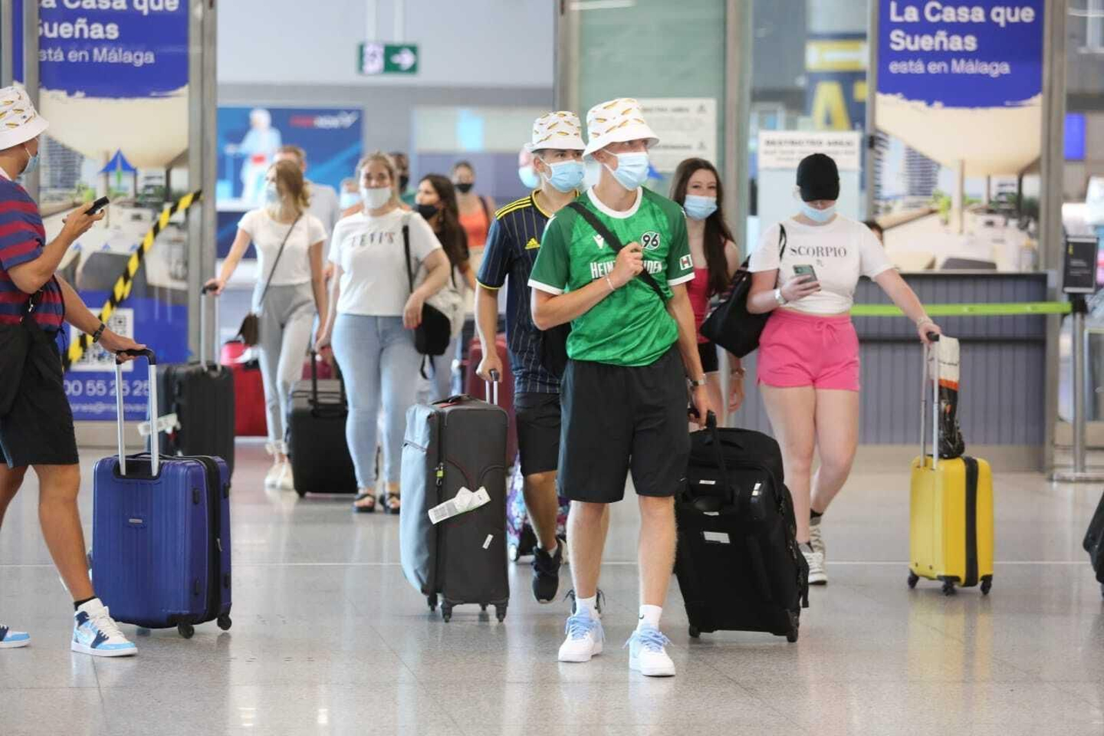 El desembarco de británicos en el aeropuerto de Málaga, en fotos