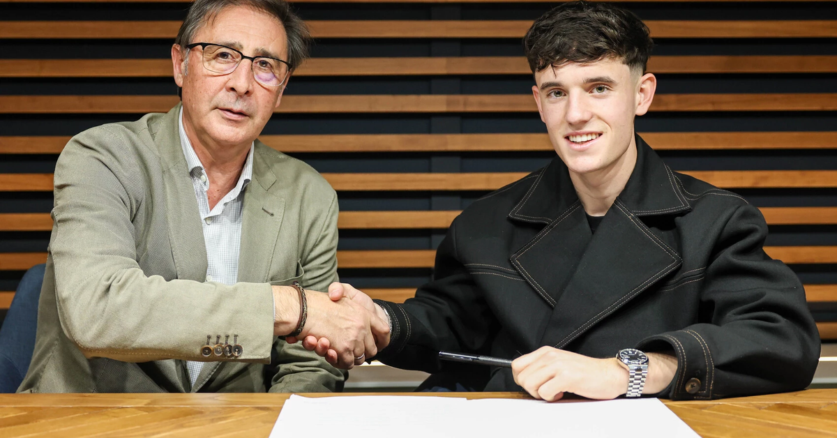 Aaron Ochoa renueva con el Málaga CF hasta 2029