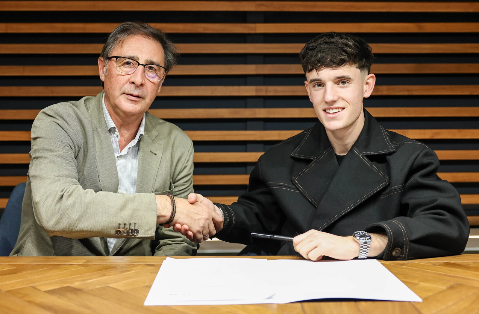 Loren Juarros posa con Aaron Ochoa por su renovación hasta 2029.