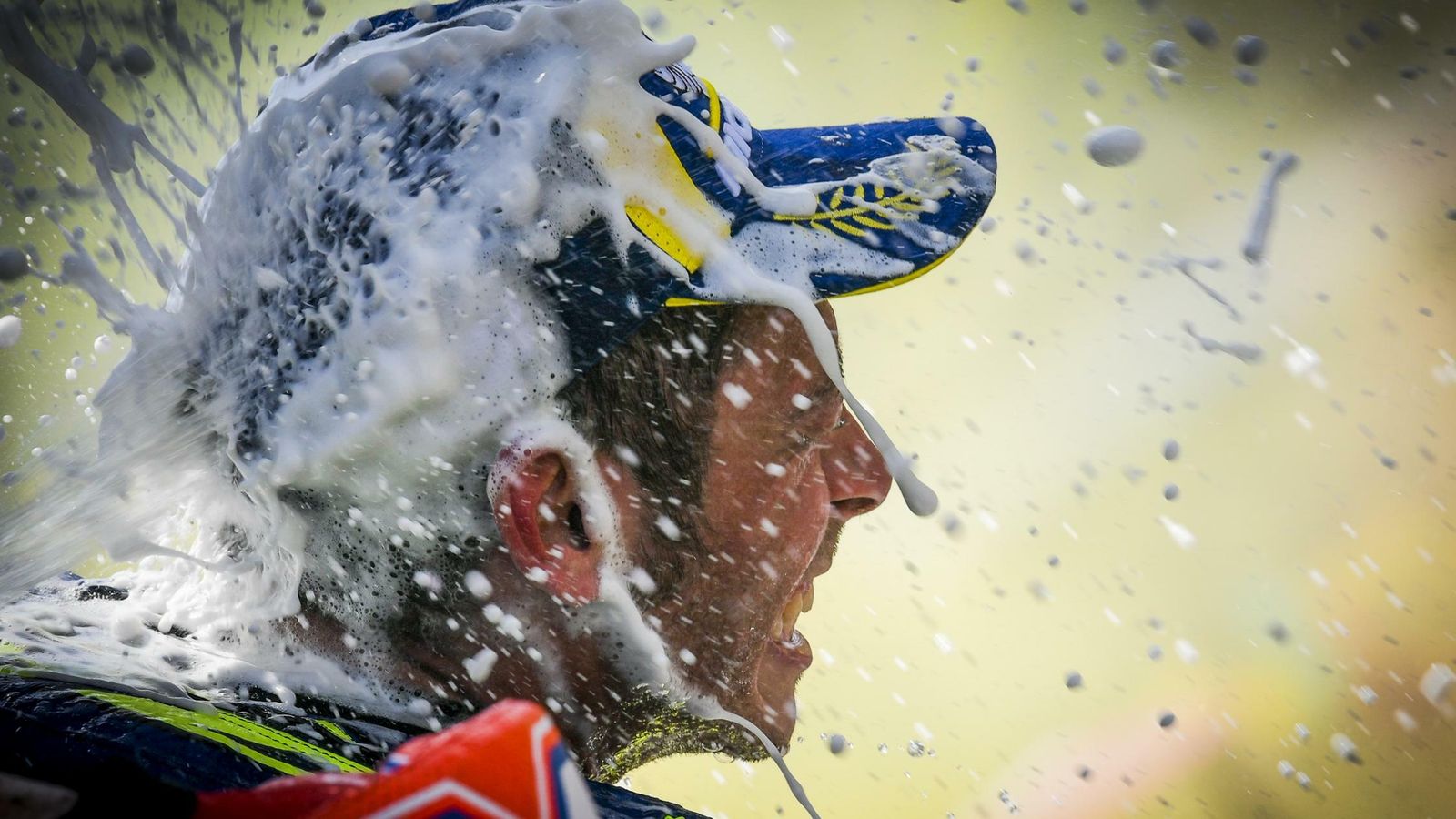 Rossi, saboreando el éxito en el podio.