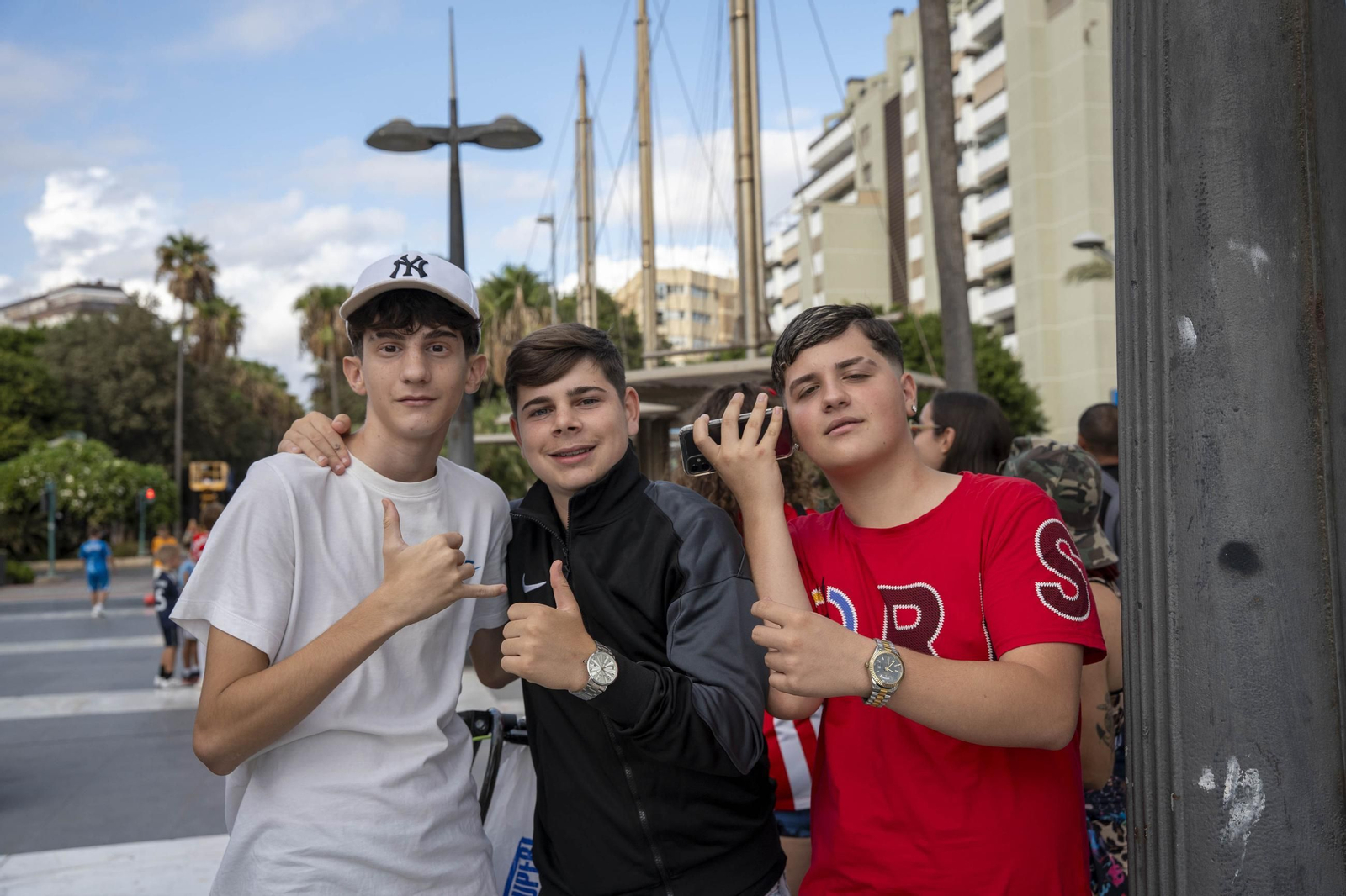 Los jugadores de la UDA Thalys y Andrés firman autógrafos