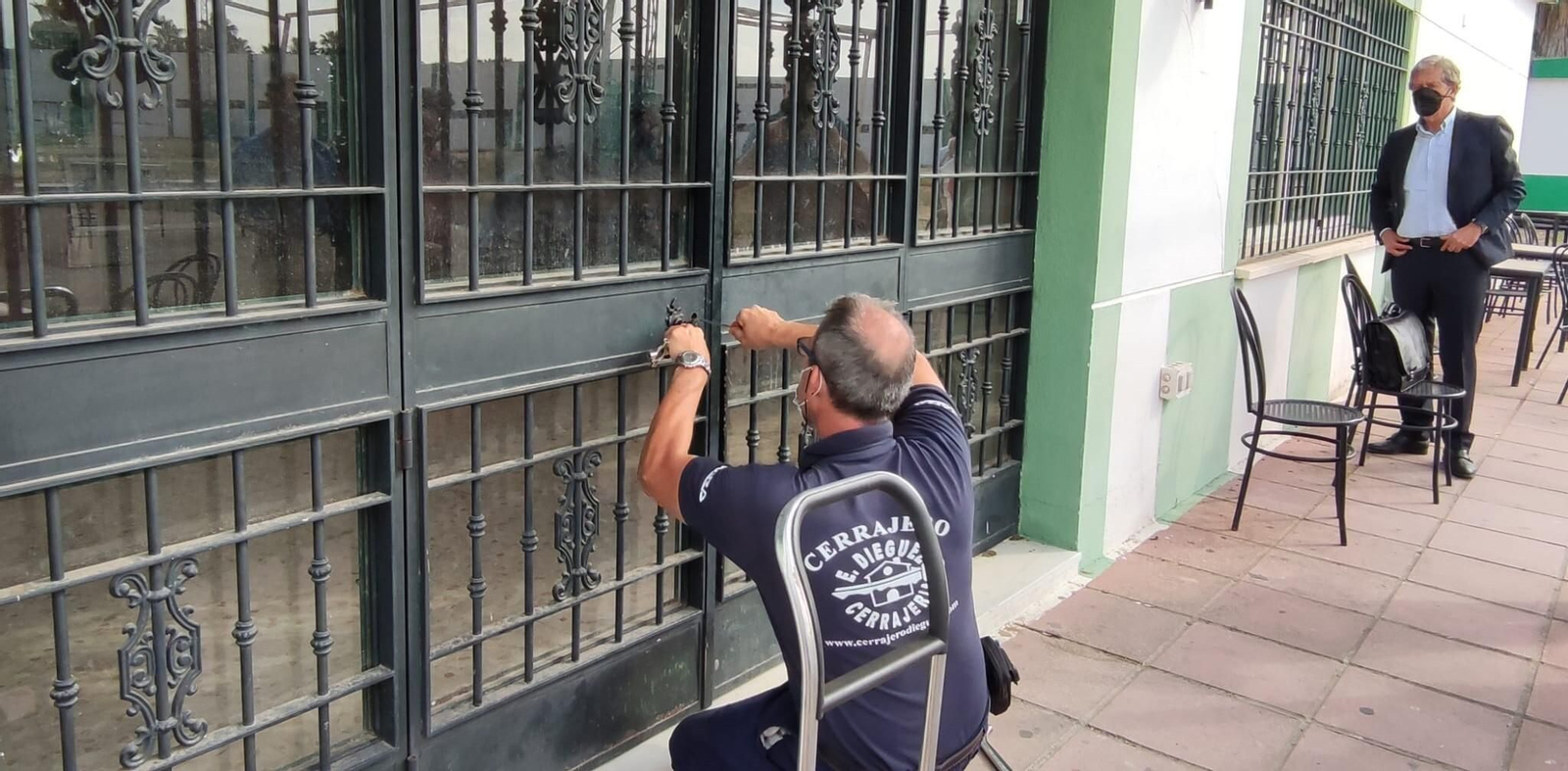 El cerrajero sustituye la cerradura de la cafetería en la Ciudad Deportiva. El cerrajero sustituye la cerradura de la cafetería en la Ciudad Deportiva.