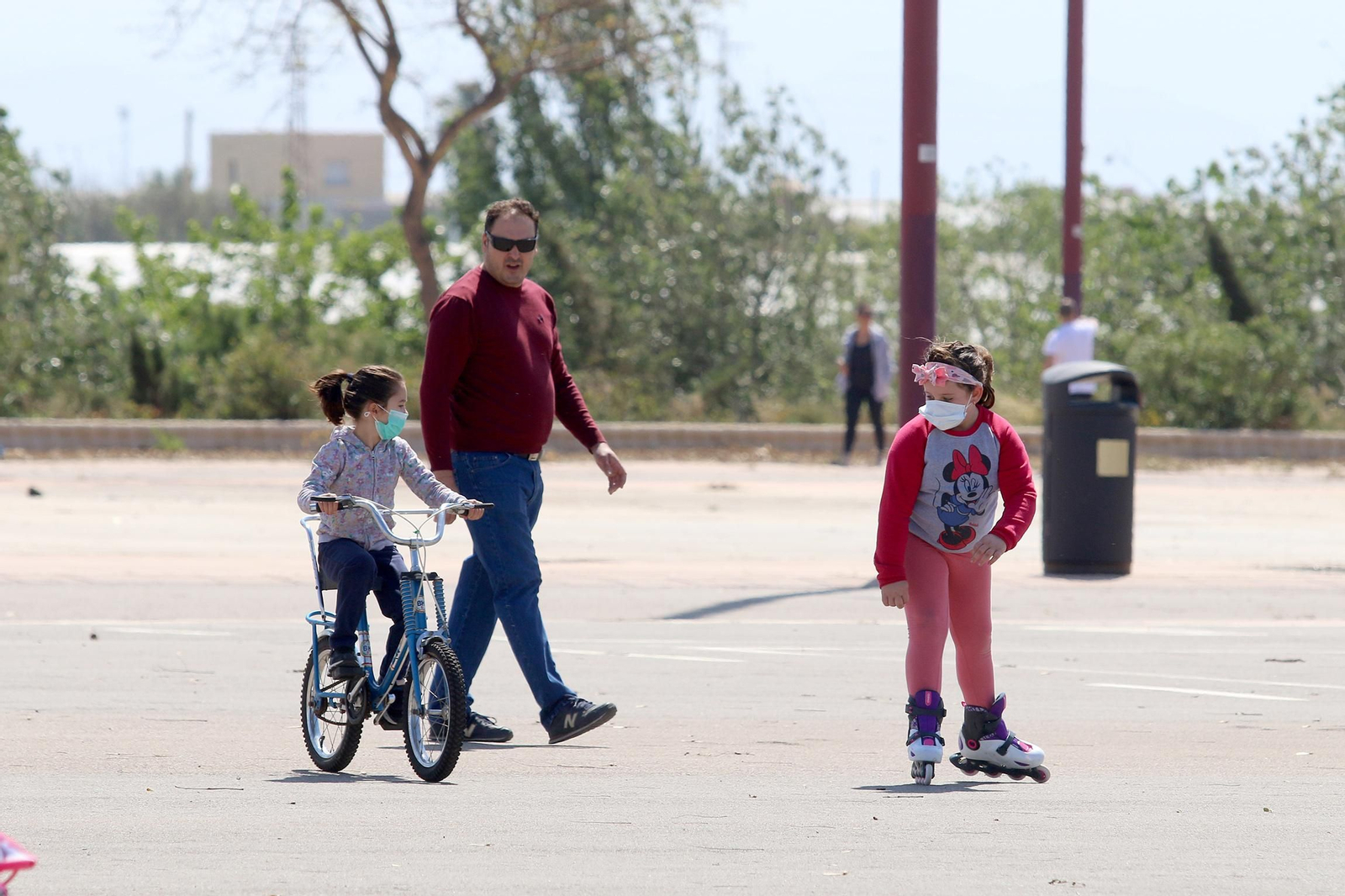 Fotogalería Los niños salen a la calle tras 43 días de confinamiento por coronavirus