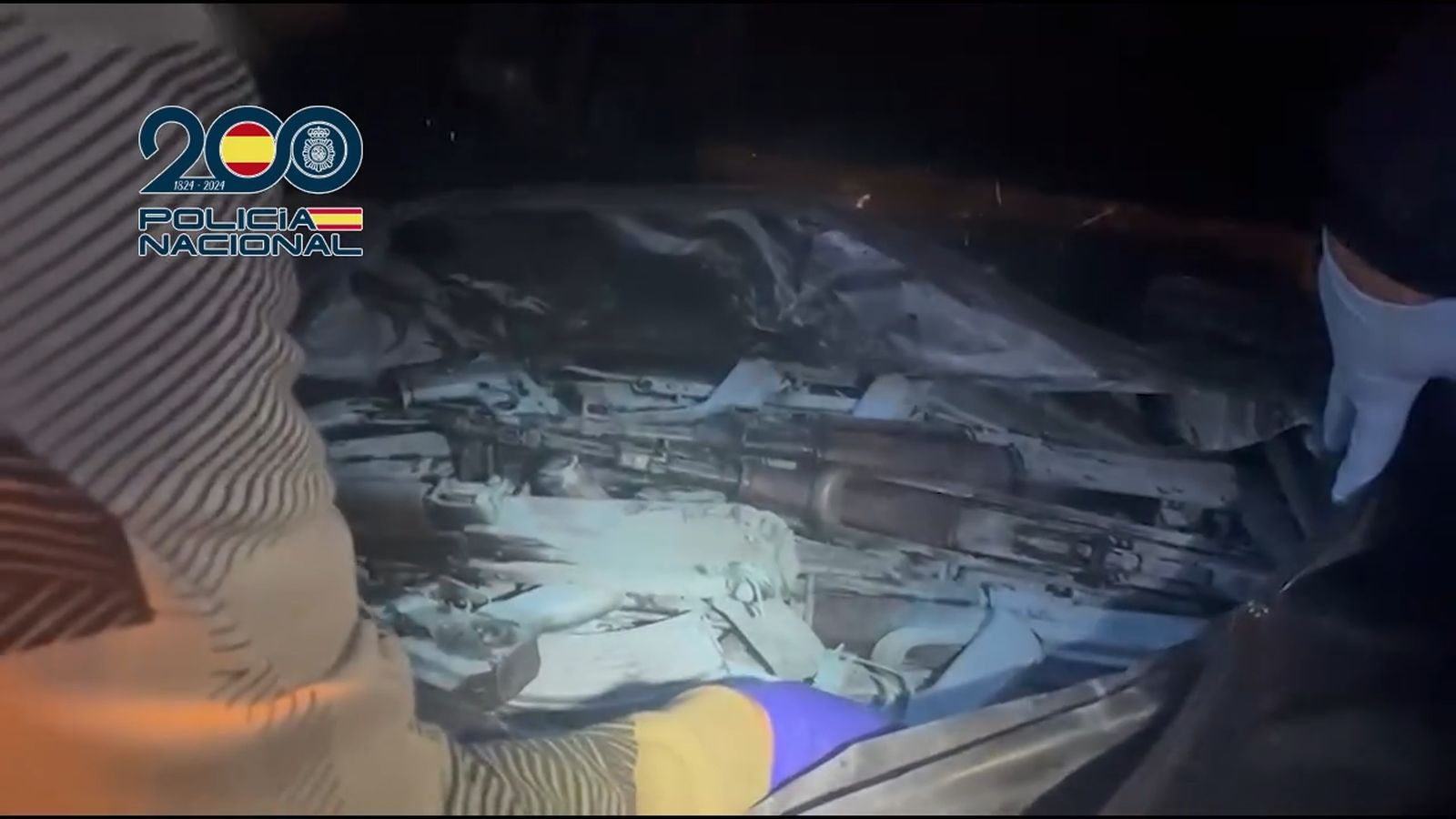 Así encontró la Policía Nacional en Algeciras los 25 fusiles de guerra que el narco usaba para proteger sus alijos de droga.