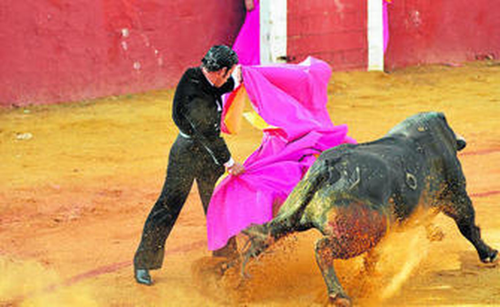 Curro Escarcena en su recibo capotero al toro que abrió el festejo.