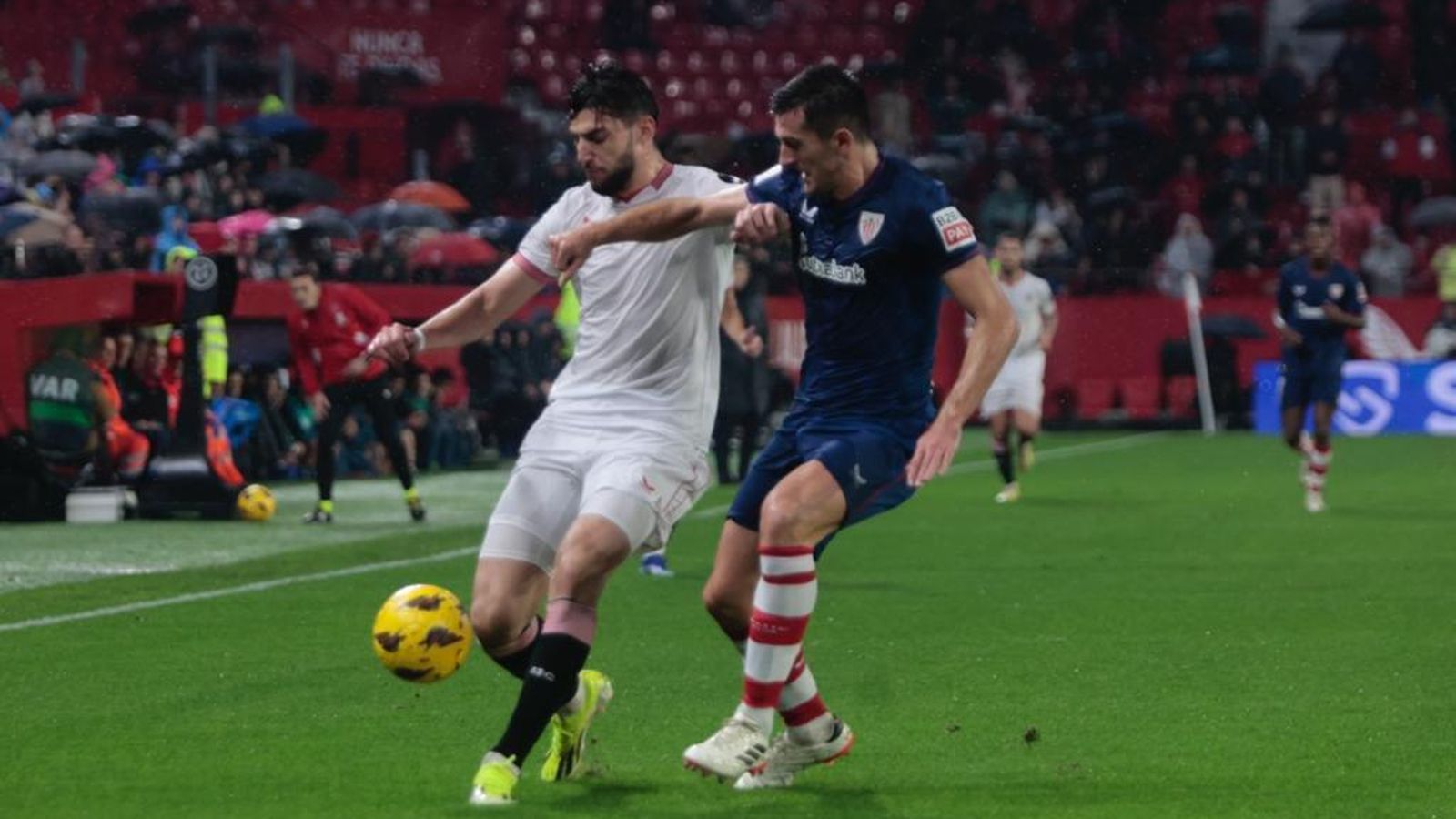 Rafa Mir intenta controlar la pelota ante la presión de su marcador.