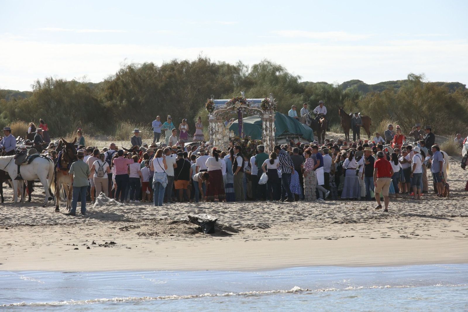 La hermandad del Rocío de Jerez, tras cruzar el Guadalquivir.