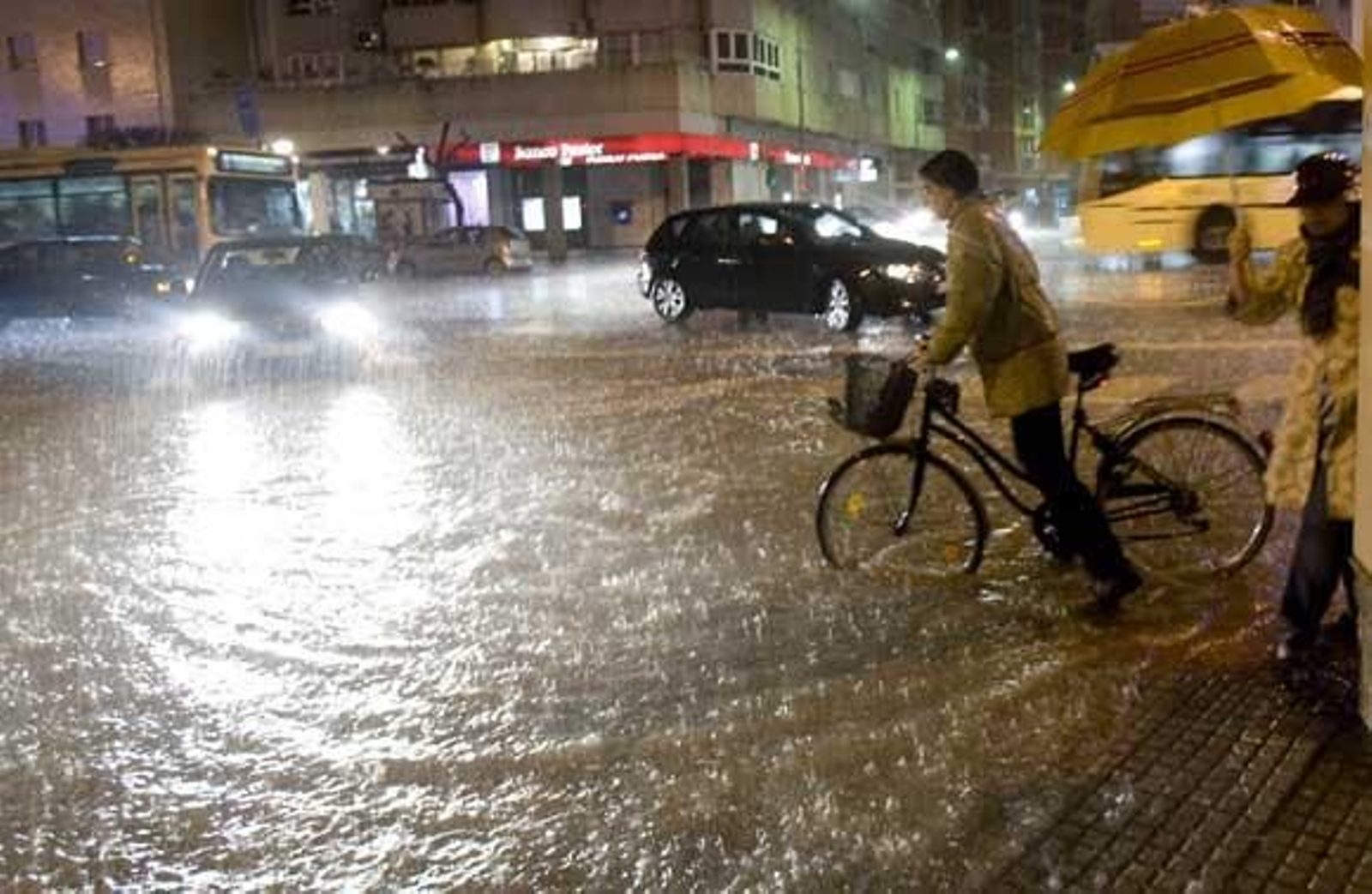 Una tormenta inunda el casco histórico. La parte más afectada fue la Plaza de San Juan de Dios y Canalejas

Foto: Julio Gonzalez/Lourdes de Vicende/Joaquin Pino/Jose Braza