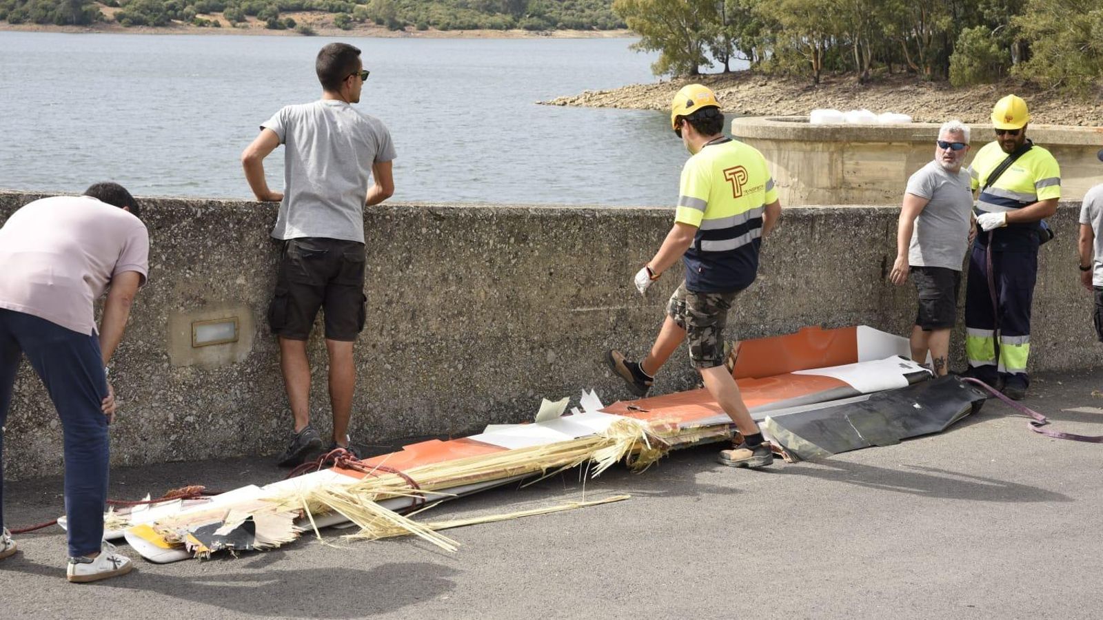 Las hélices del helicóptero, ya fuera del agua.