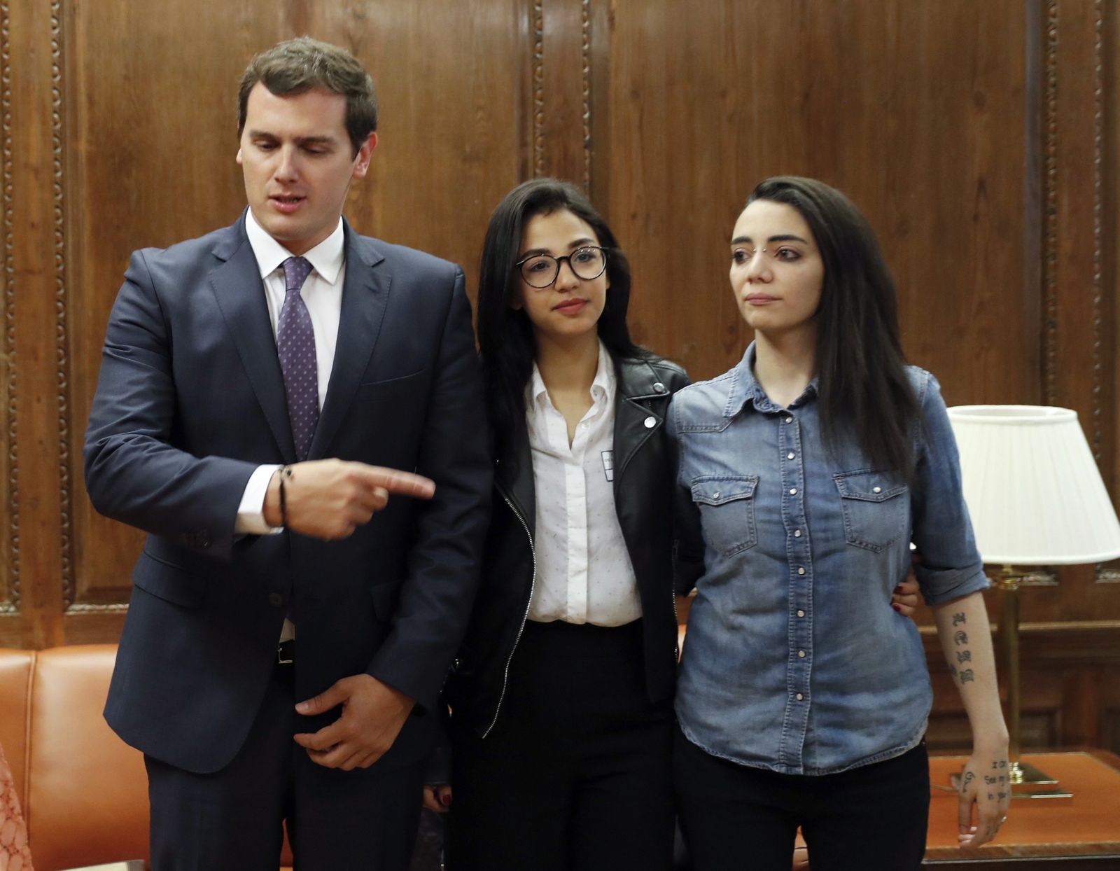 Albert Rivera, ayer con Shaza Ismail y Jimena Rico, en el Congreso.