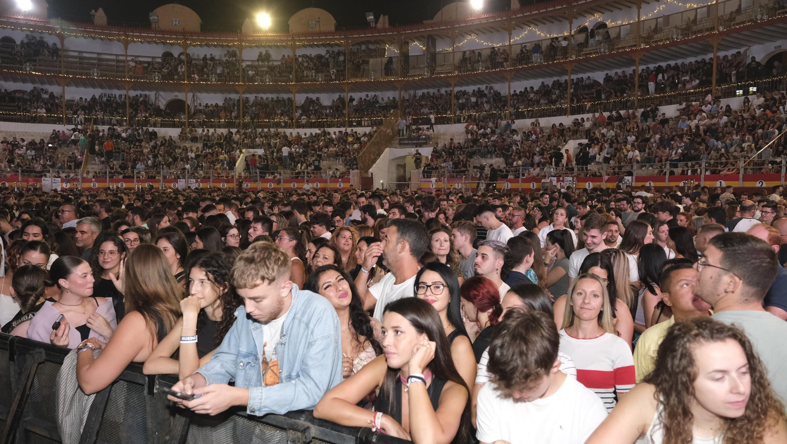 El concierto de Melendi llena de fans la Plaza de Toros de Almería, en imágenes