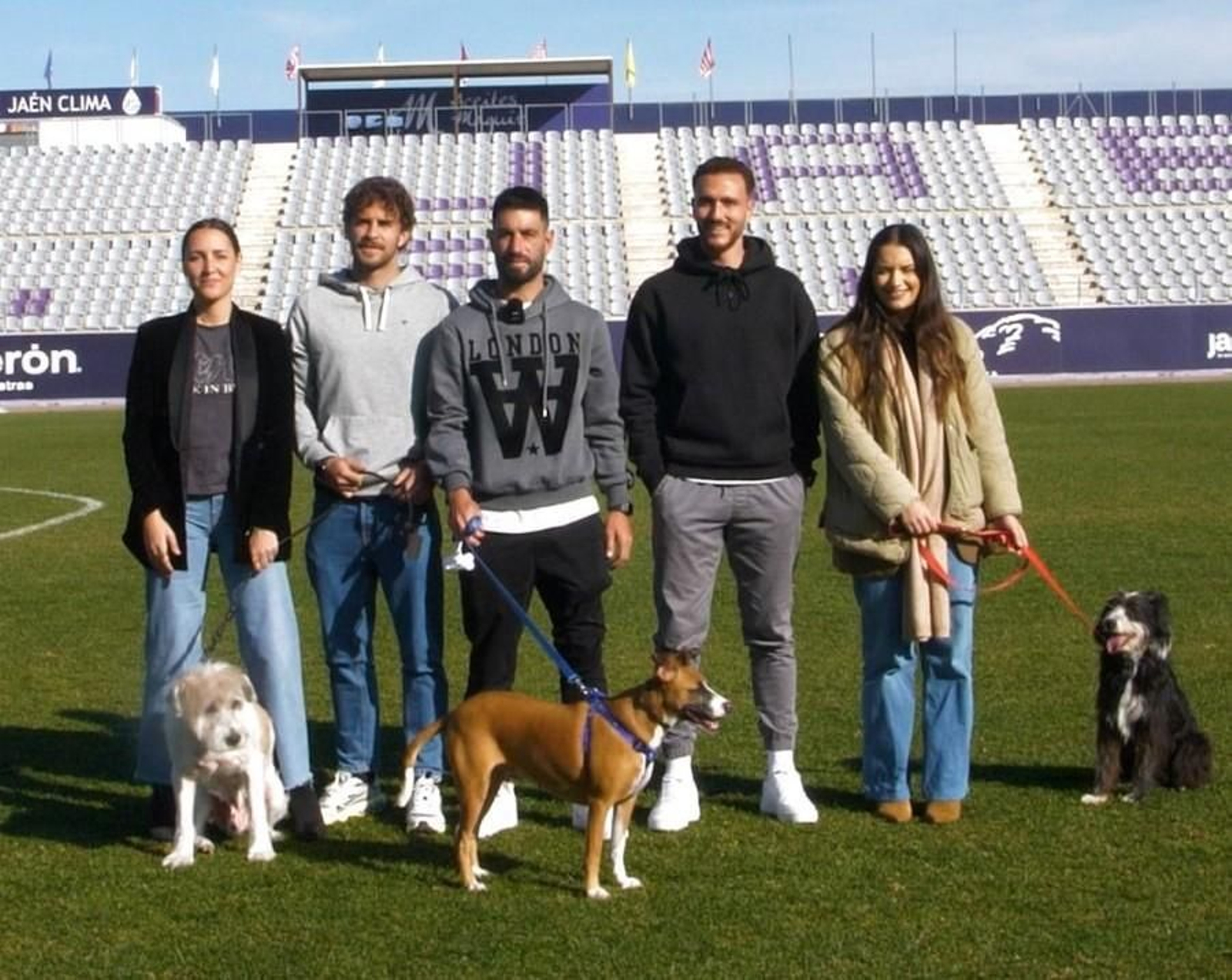 Mauro, Mario Martos y Agus Alonso, junto a las concejalas Ana Núñez y Elena Araque.