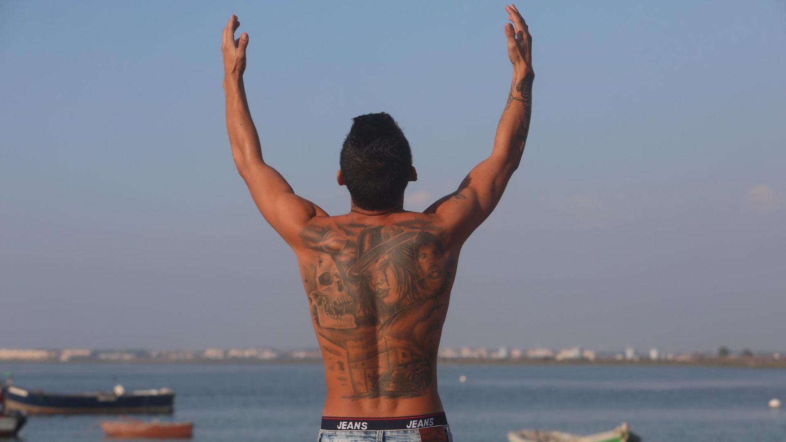 El actor Israel Gómez, protagonista de 'Entre dos aguas', posa en la playa de La Casería.