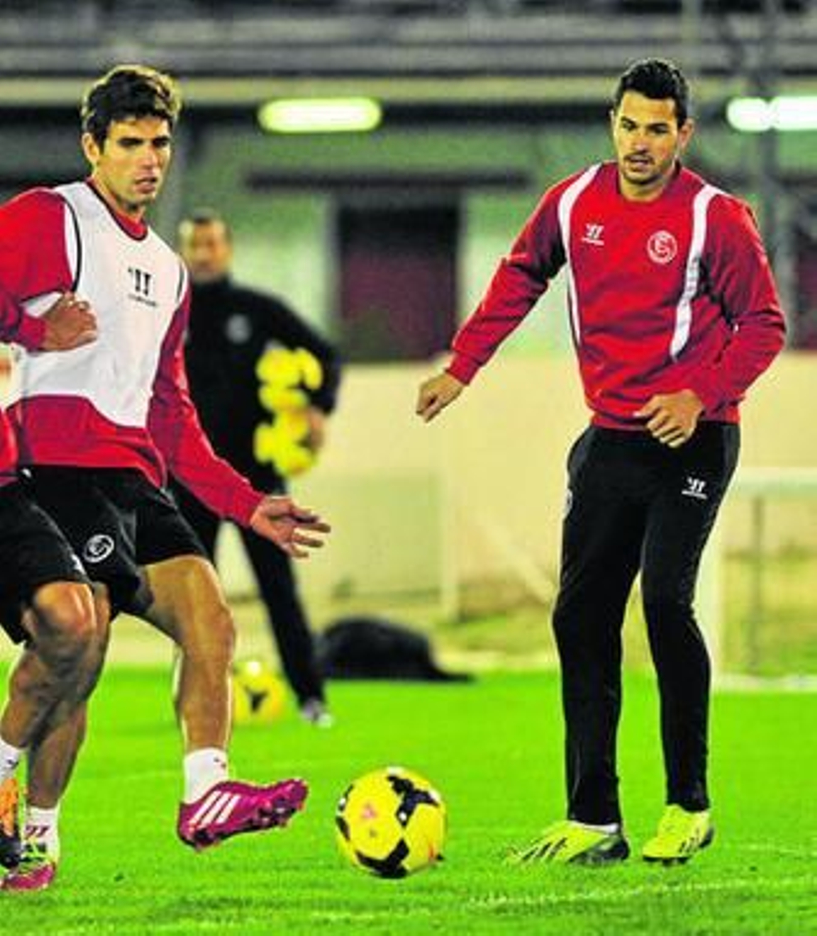 Vitolo observa un golpeo de Fazio en un entrenamiento.