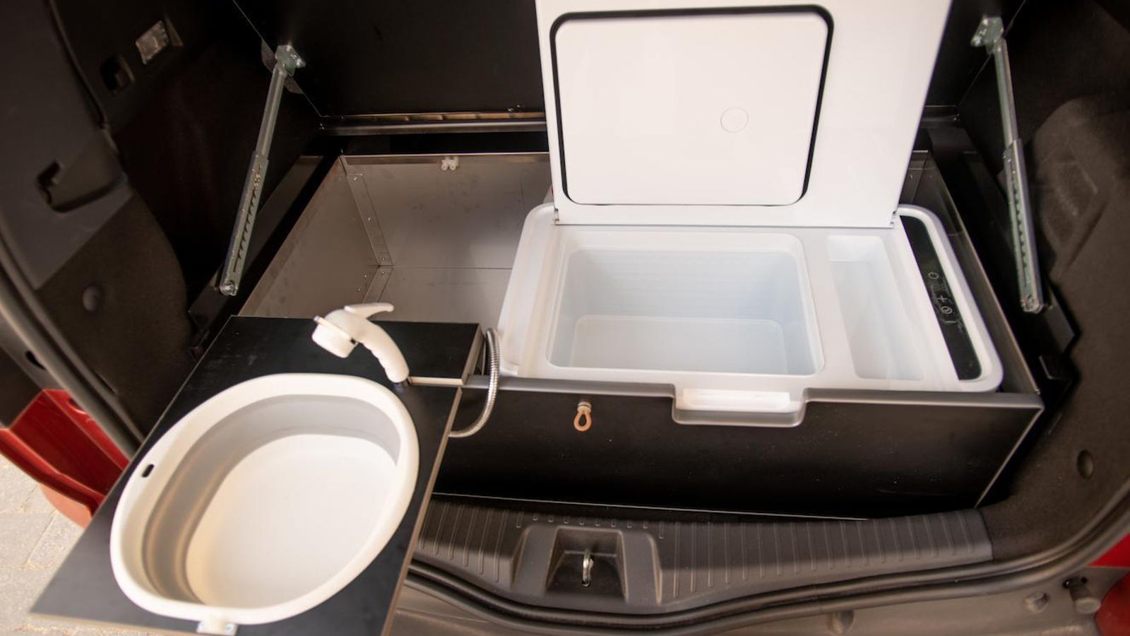 El módulo de cocina puede extraerse parcialmente del maletero para su uso. Incorpora, además de un pequeño fregadero, un frigorífico o una cocina con cartucho de gas.