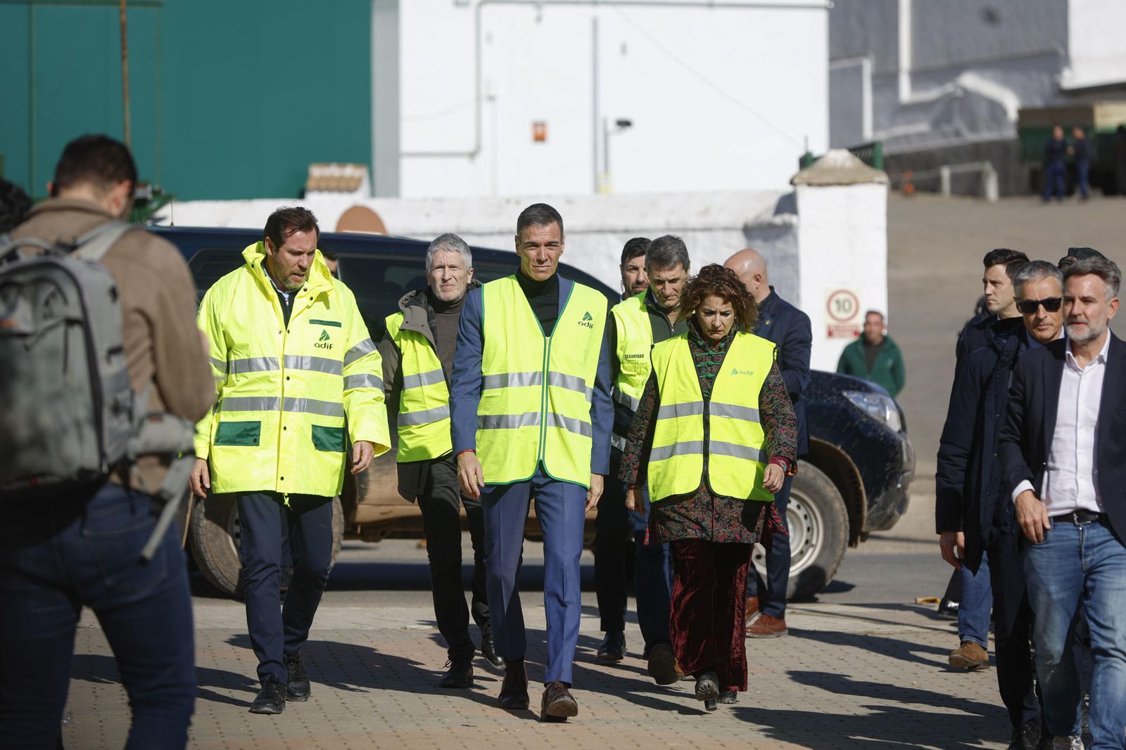 El presidente del Gobierno Pedro Sánchez  a su llegada a Adamuz, Córdoba, donde ha sido recibido por el ministro de Transportes Óscar Puente.