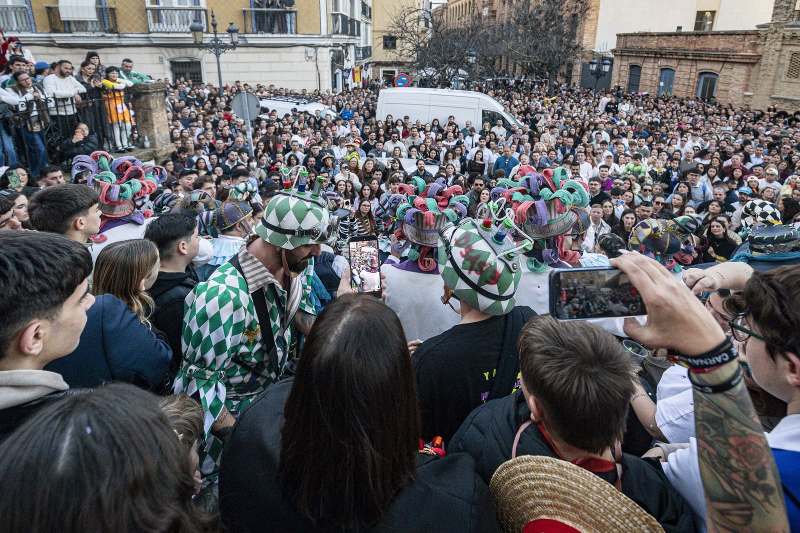 El multitudinario encuentro entre los dos primeros premios del Carnaval de Cádiz, en imágenes
