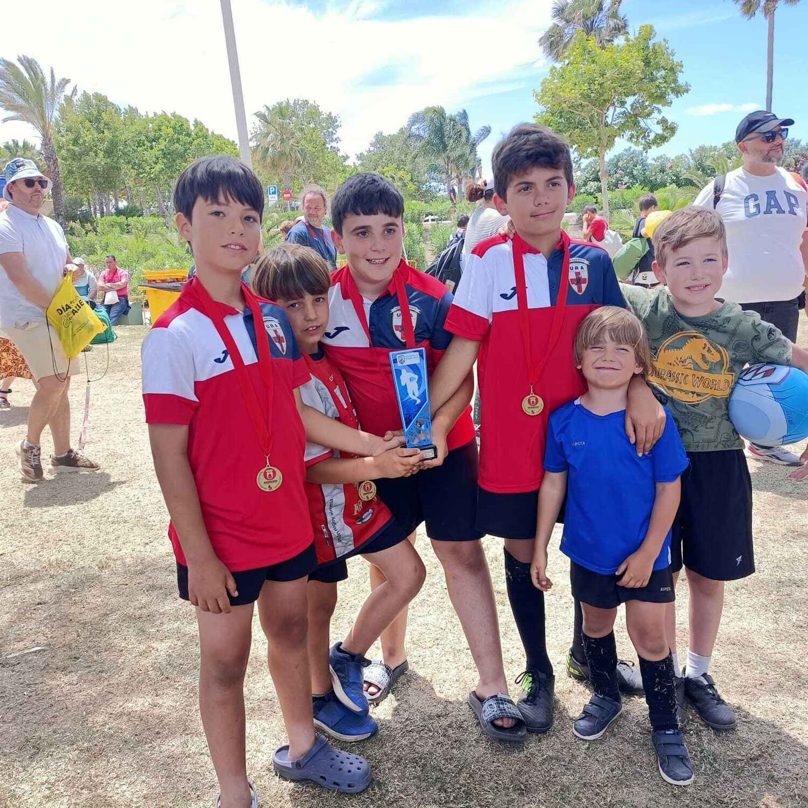 Los roqueteros posan junto al trofeo conseguido tras terminar en cuarta posición.