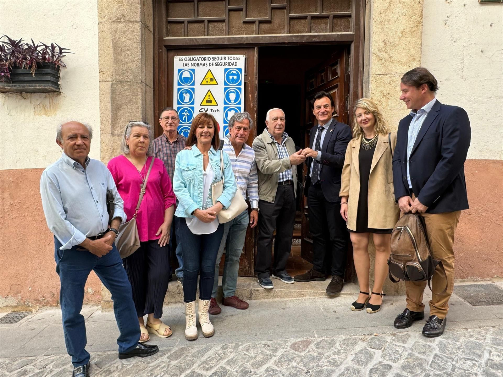 El alcalde, Agustín González, junto a otros concejales del equipo de gobierno y representantes de la plataforma de jubilados durante la reapertura de la sede tras las obras. El alcalde, Agustín González, junto a otros concejales del equipo de gobierno y representantes de la plataforma de jubilados durante la reapertura de la sede tras las obras.