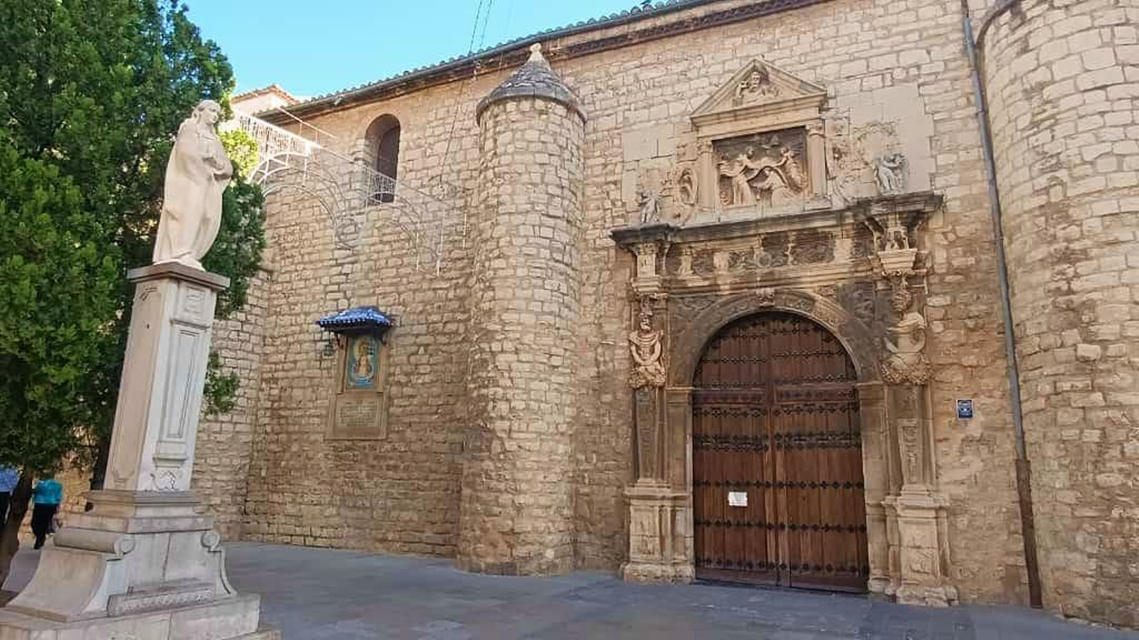 Puerta lateral de la basílica menor, que da a la plaza de San Ildefonso.