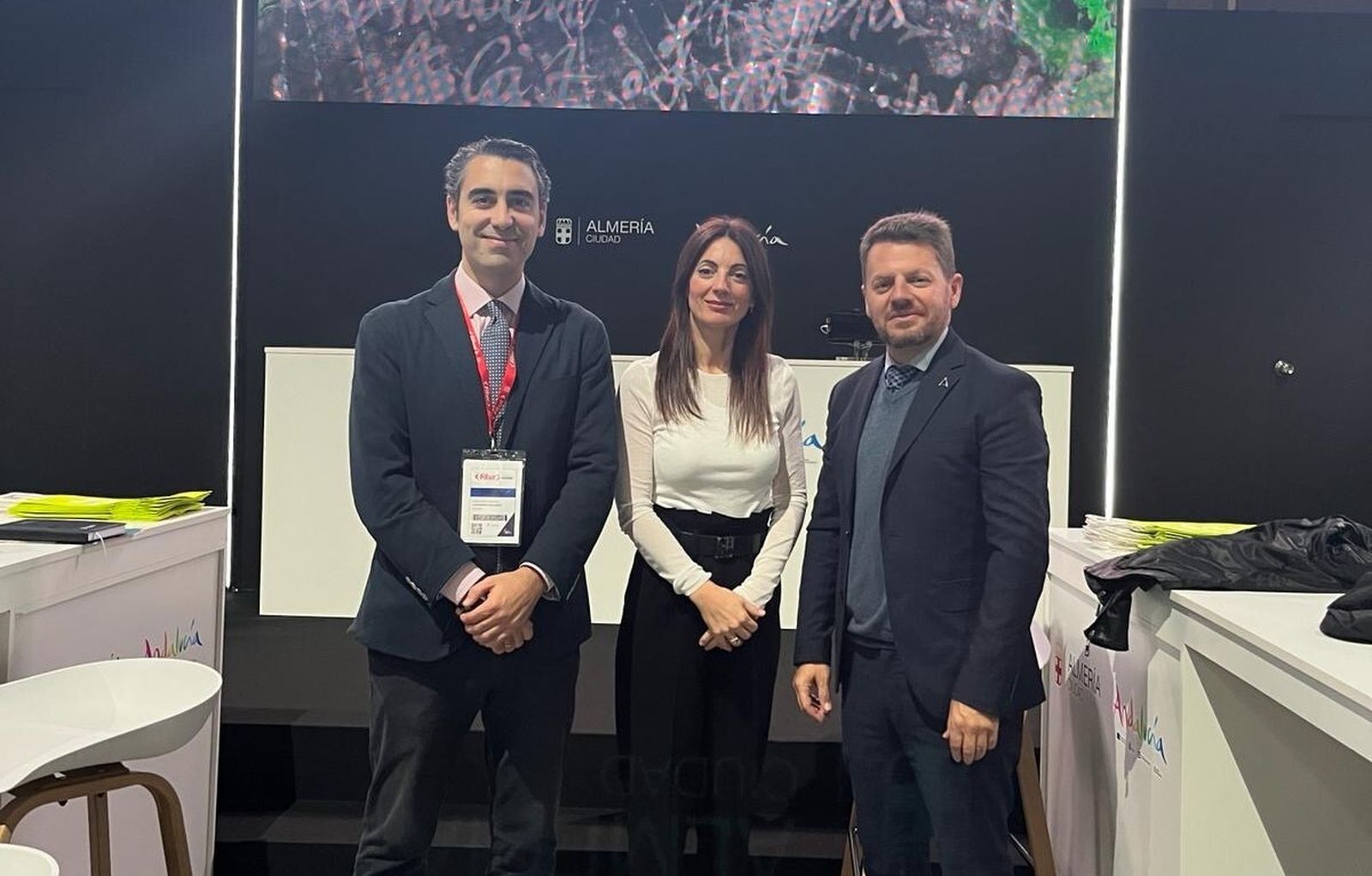 El concejal de Turismo del Ayuntamiento de Almería, Joaquín Pérez de la Blanca, la presidenta de la APA, Rosario Soto, y el delegado territorial de Turismo, José Ángel Vélez.