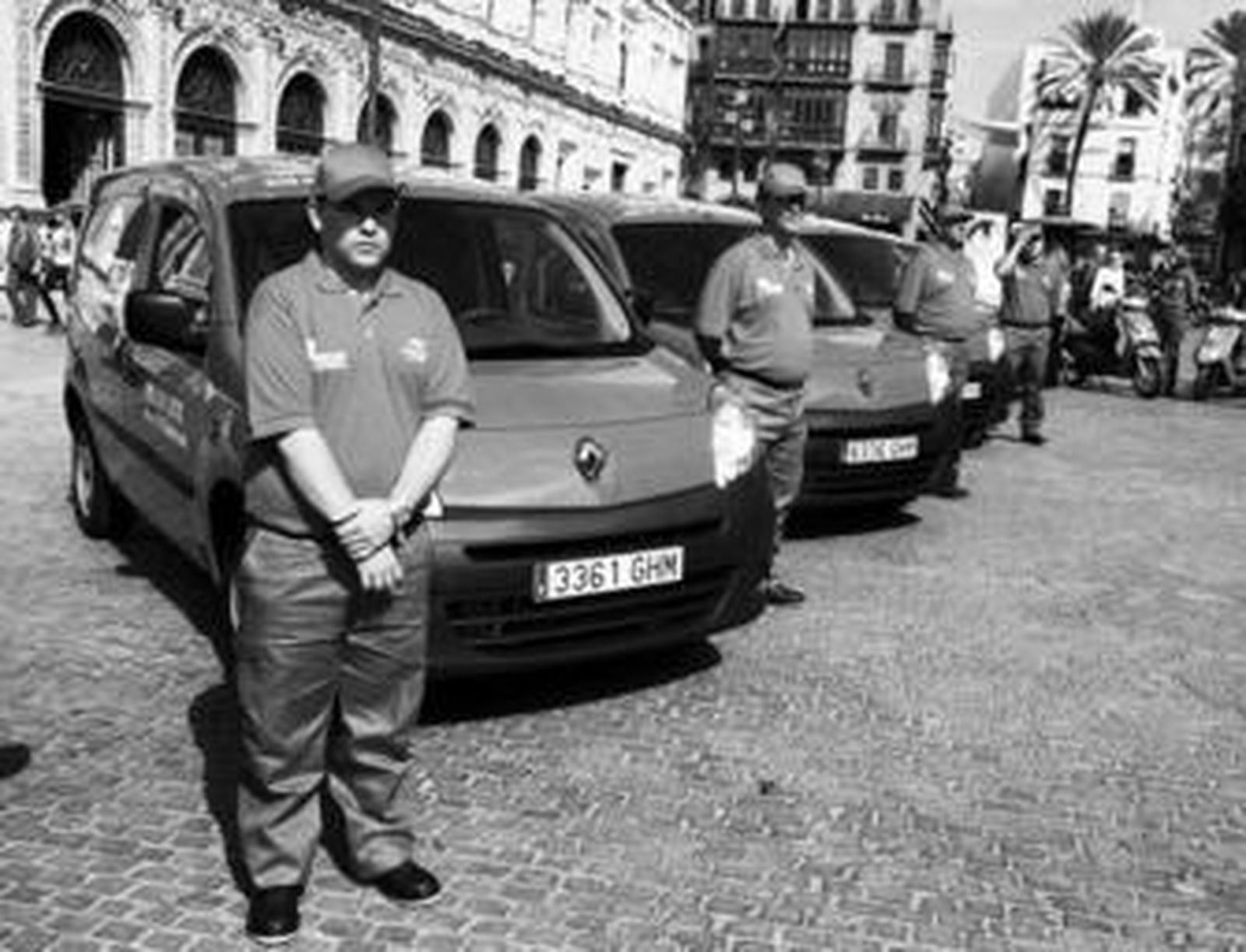 Operarios y vehículos del servicio 072, todos uniformados de rojo, ayer en la Plaza de San Francisco.