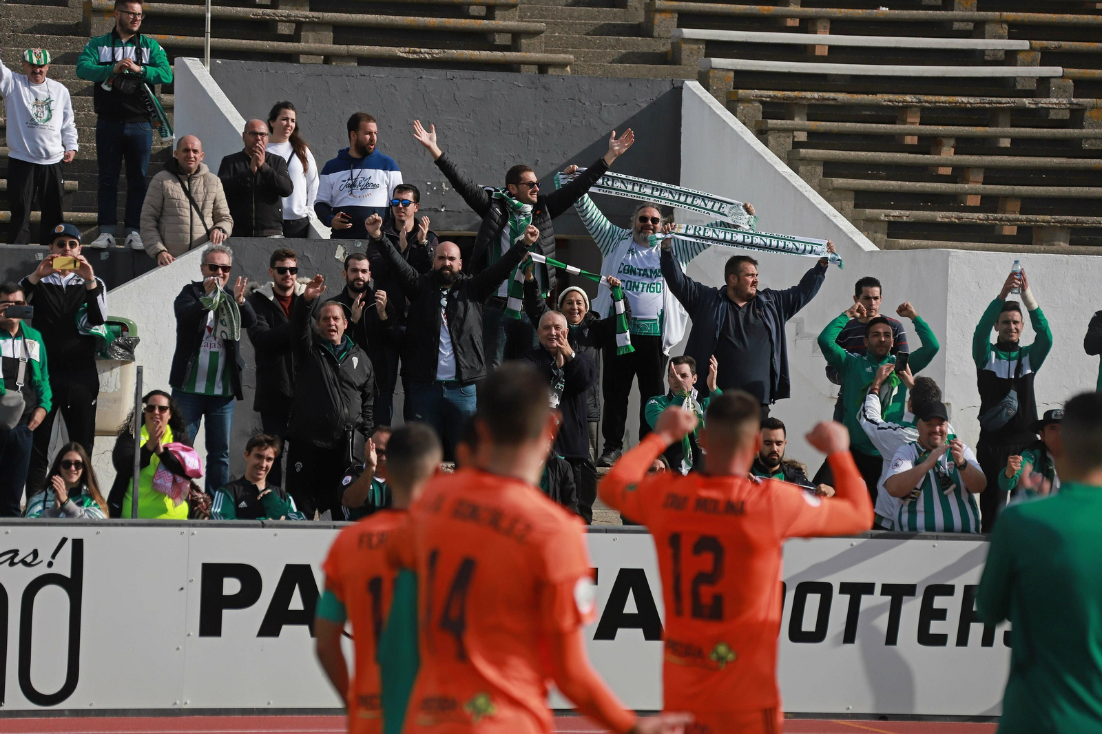 Los aficionados del Córdoba CF celebran con el equipo la victoria ante la Balompédica Linense.