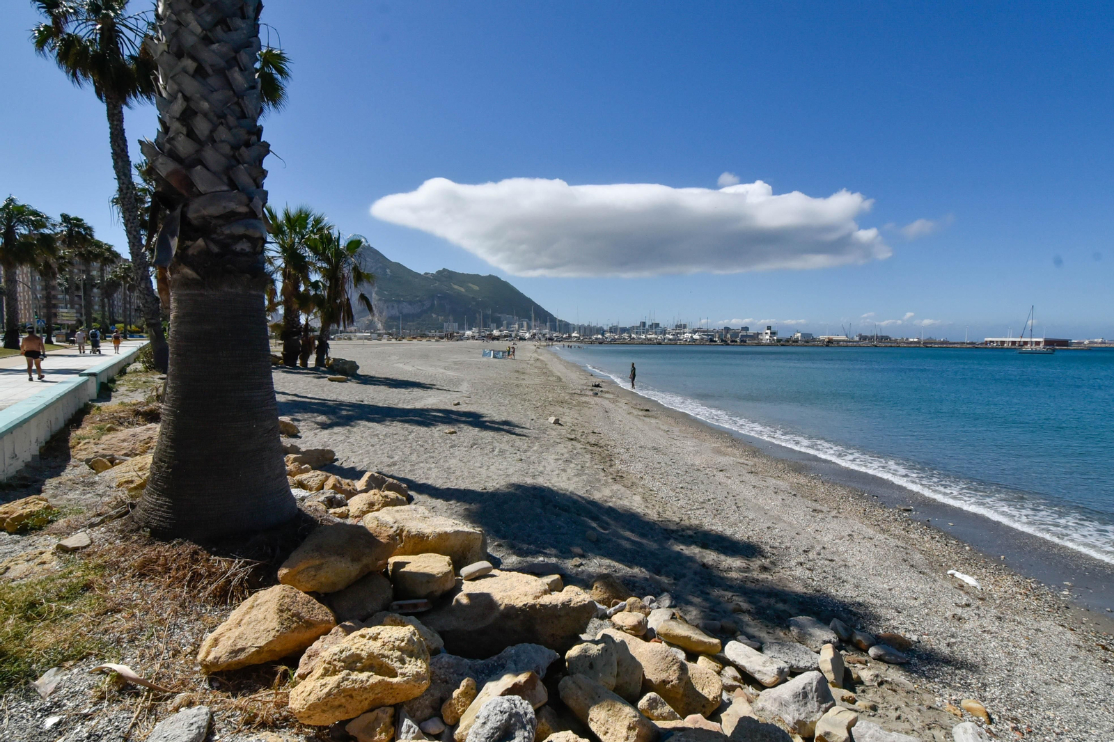 La actual playa de poniente, de unos 300 metros de longitud.