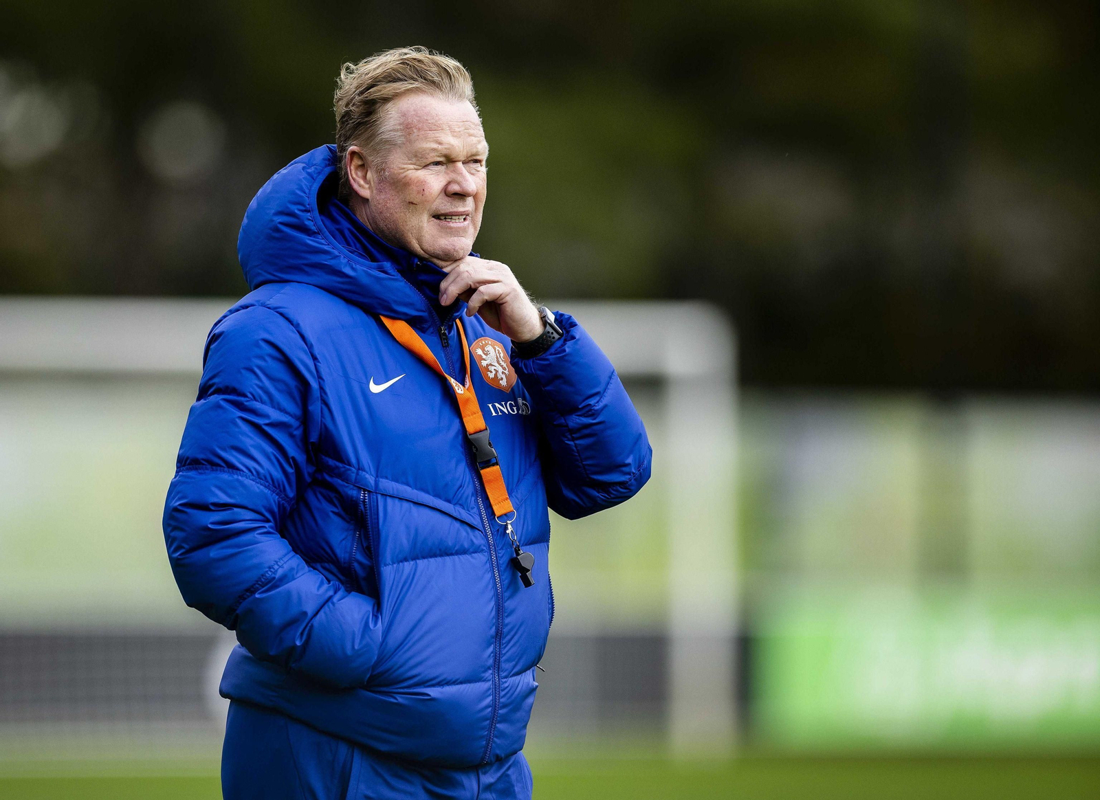 Koeman dirige un entrenamiento.