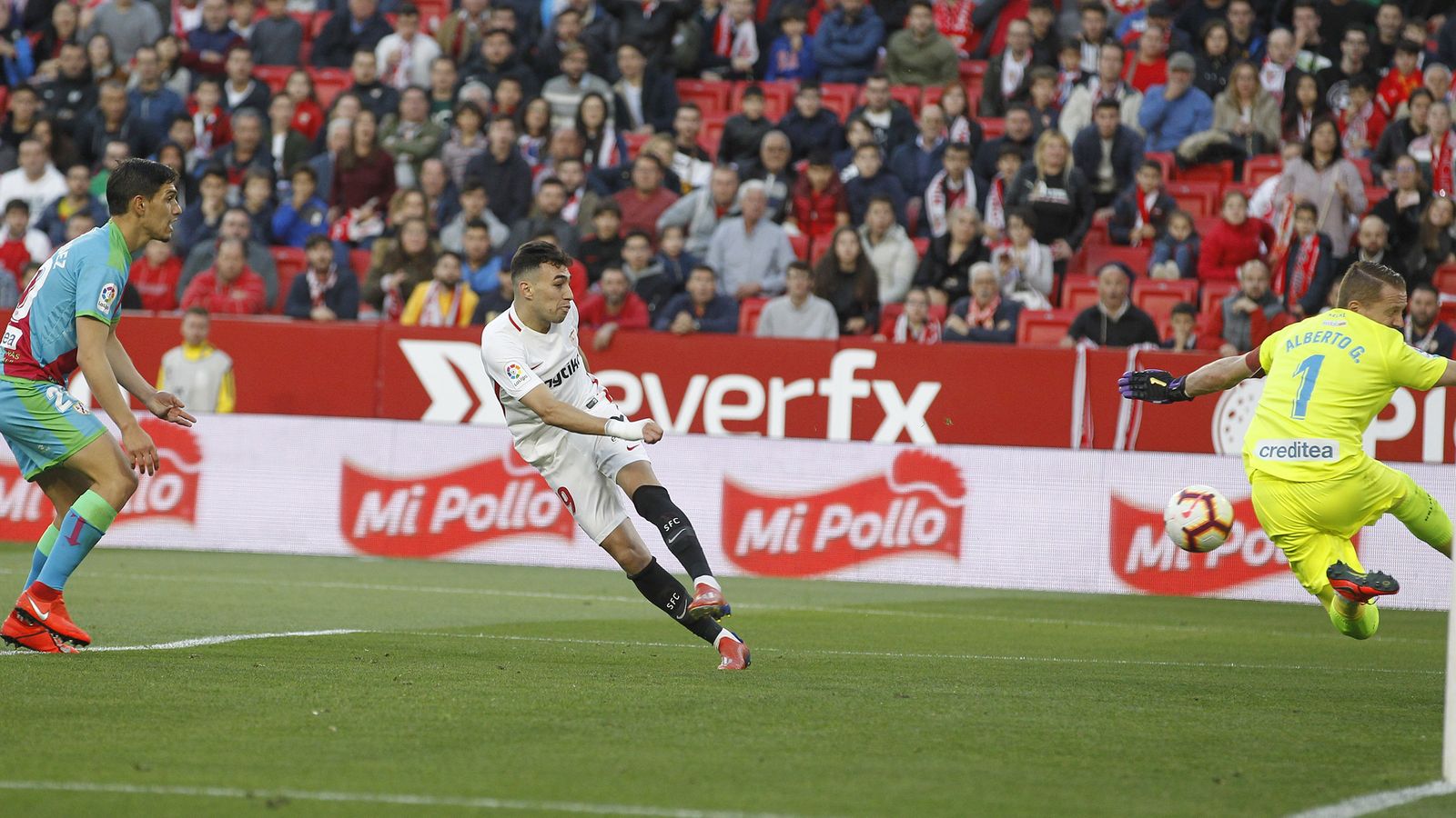 Munir golpea para firmar el segundo tanto de su cuenta particular.