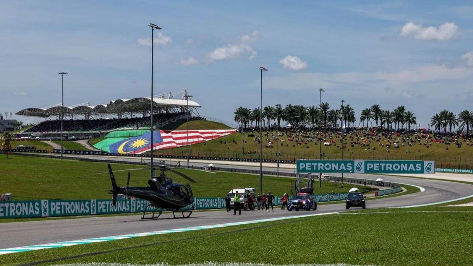 Imagen del helicoptero que trasladó a los pilotos al hospital tras el accidente.