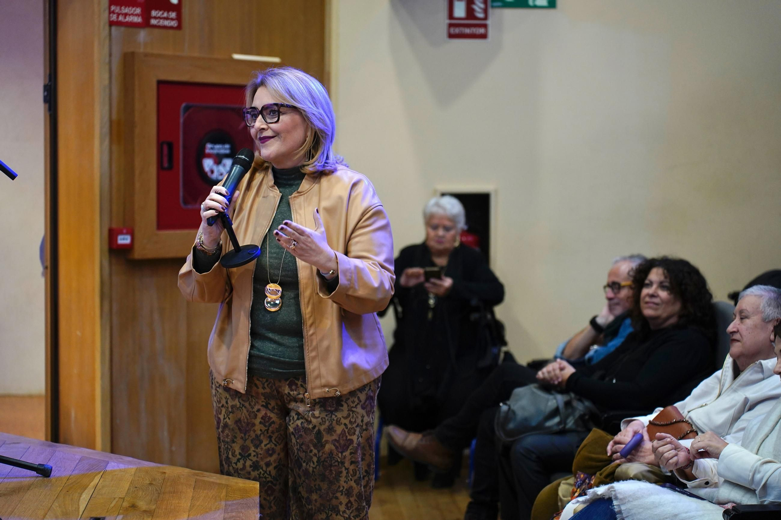 Fotos de la entrega del premio Ateneo José Román de Algeciras 2025 a Juan Moya